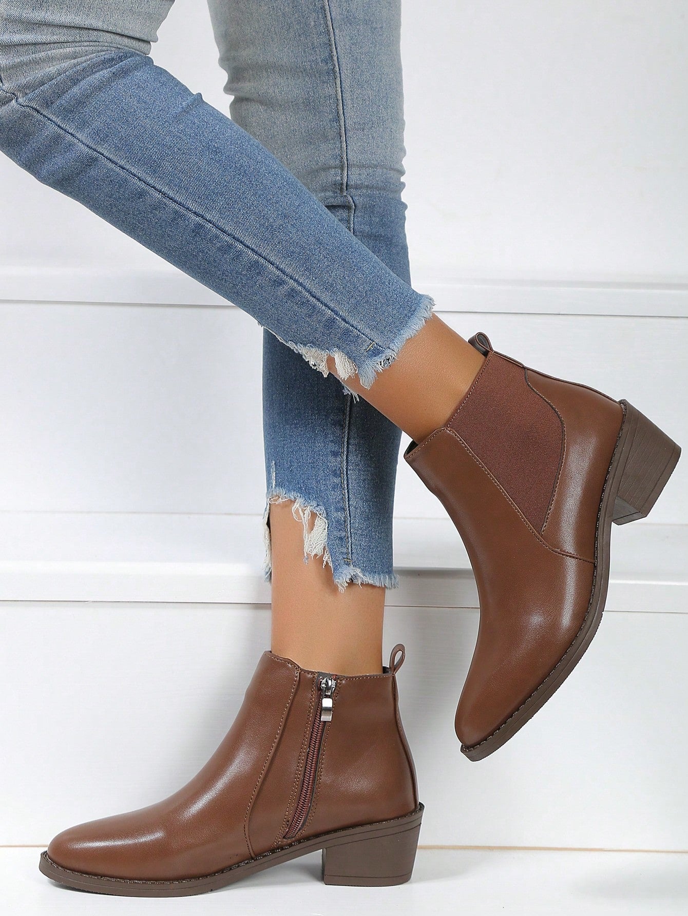 Women's Fashionable Brown Short Boots With Chunky Heel And Zipper, For Autumn And Winter