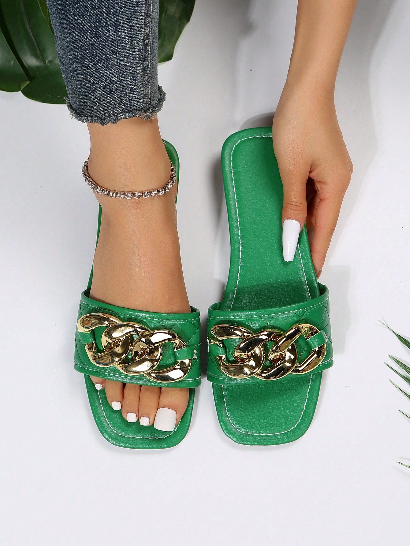 New Summer And Autumn Women's Flat Sandals Flat Bottom Beach Shoes With Metal Buckle