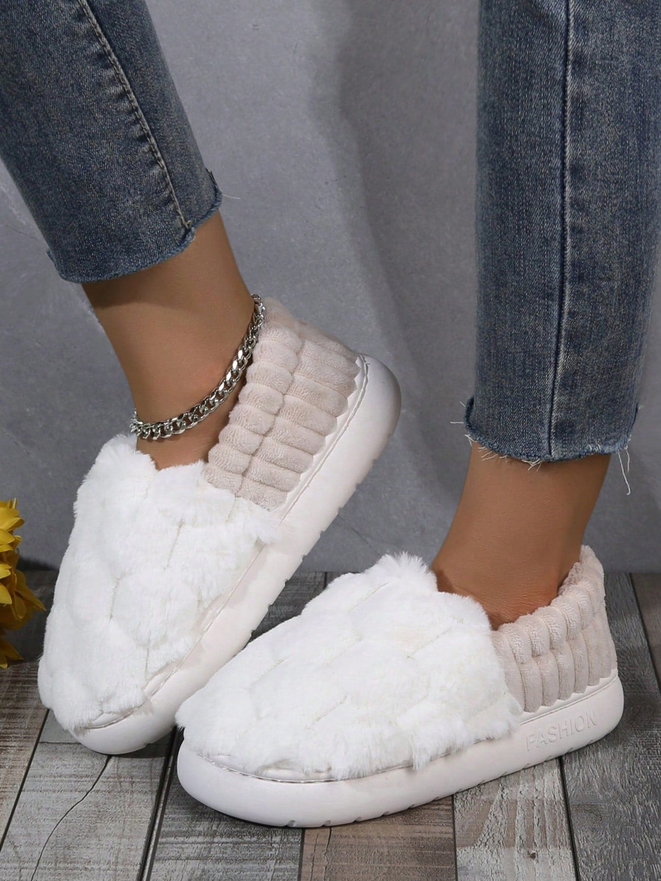 Women Fashionable And Comfortable Round-Toe Beige Splice Plush Flat Indoor Slippers For Warmth