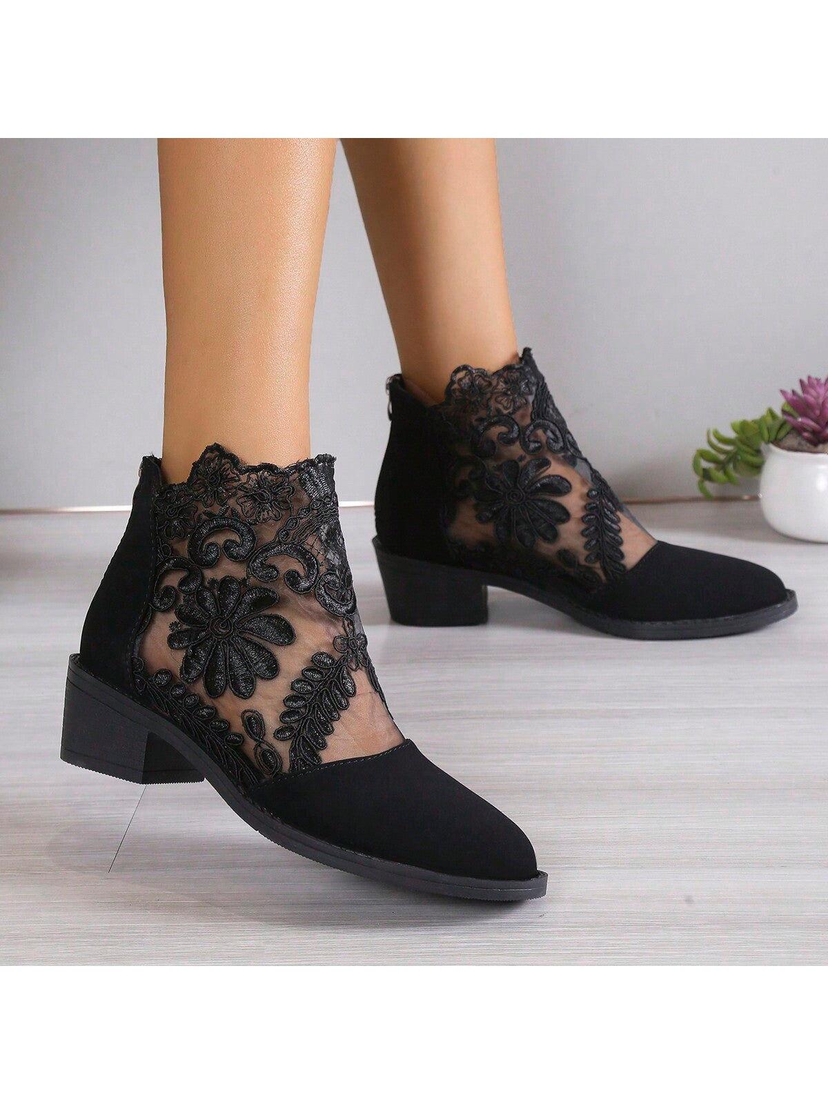 2024 Spring/Autumn Fashionable Ladies' Black Mesh Boots For Daily Wear, Date And Travel