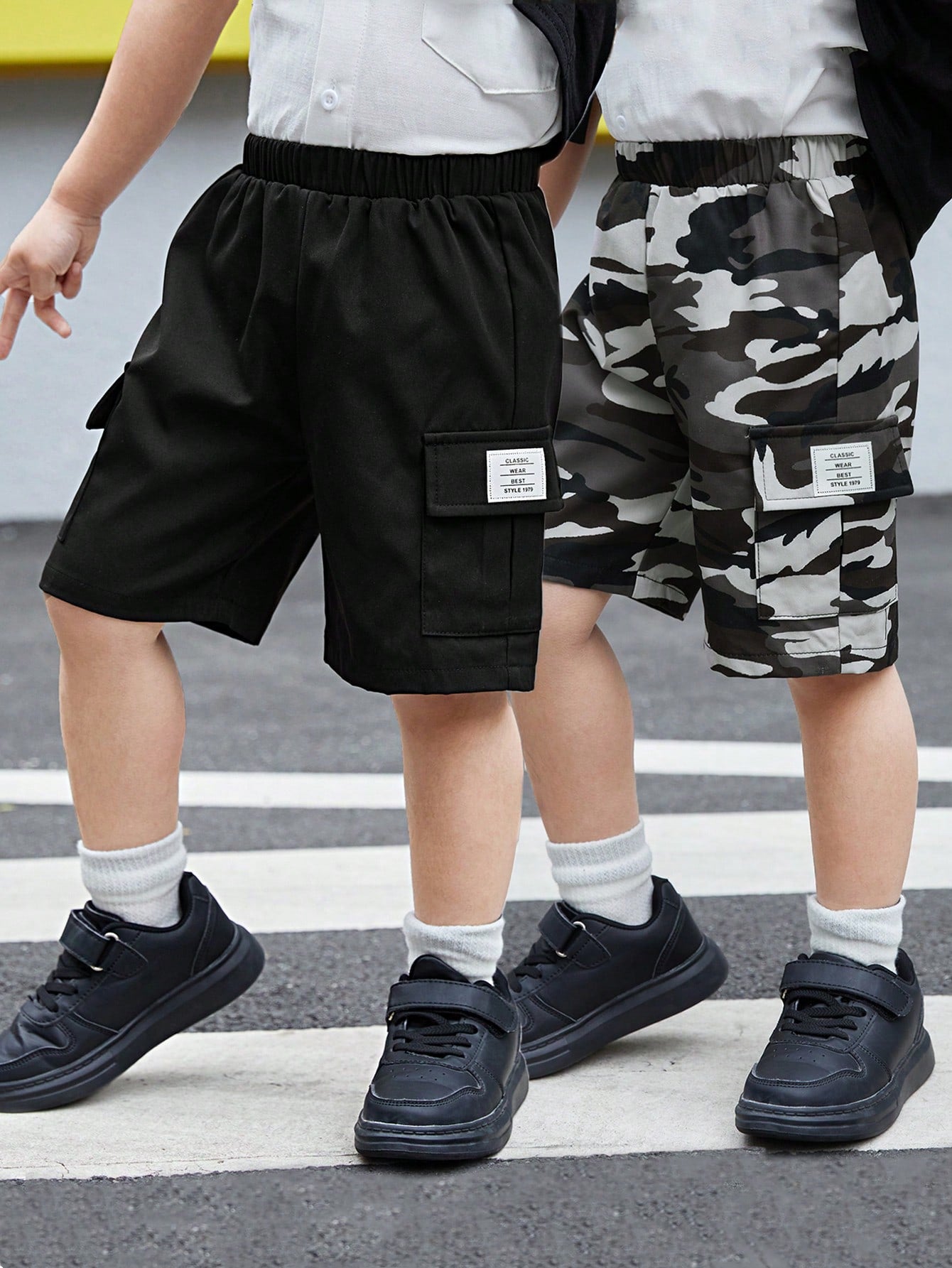 Young Boy 2pcs/Set Toddler Boys' Casual Camouflage Pattern Loose Shorts With English Labels And Solid Color Shorts