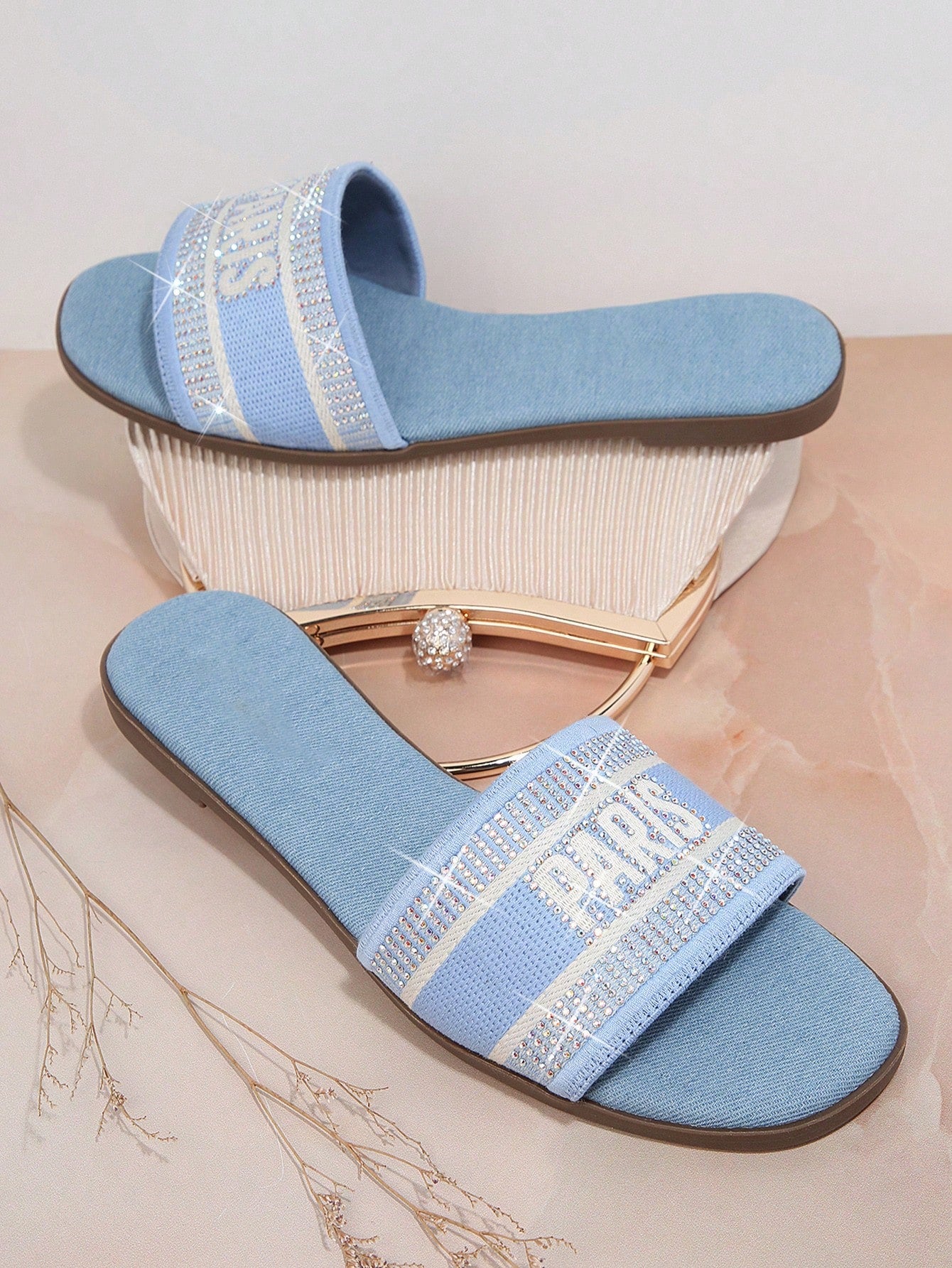 Women Summer Elegant And Stylish Flat Sandals With Alphabet Pattern