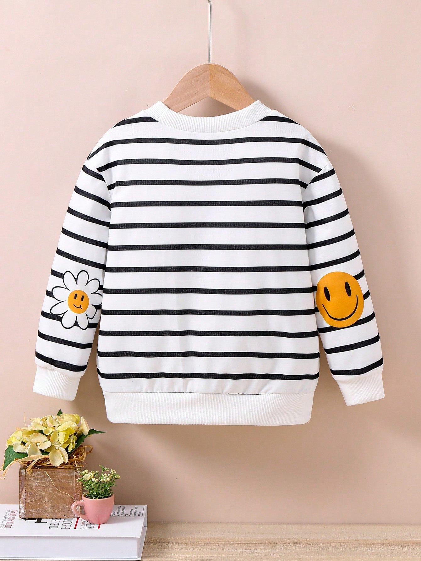 Young Girl Black And White Stripes Printed Pullover Sweatshirt With Round Collar