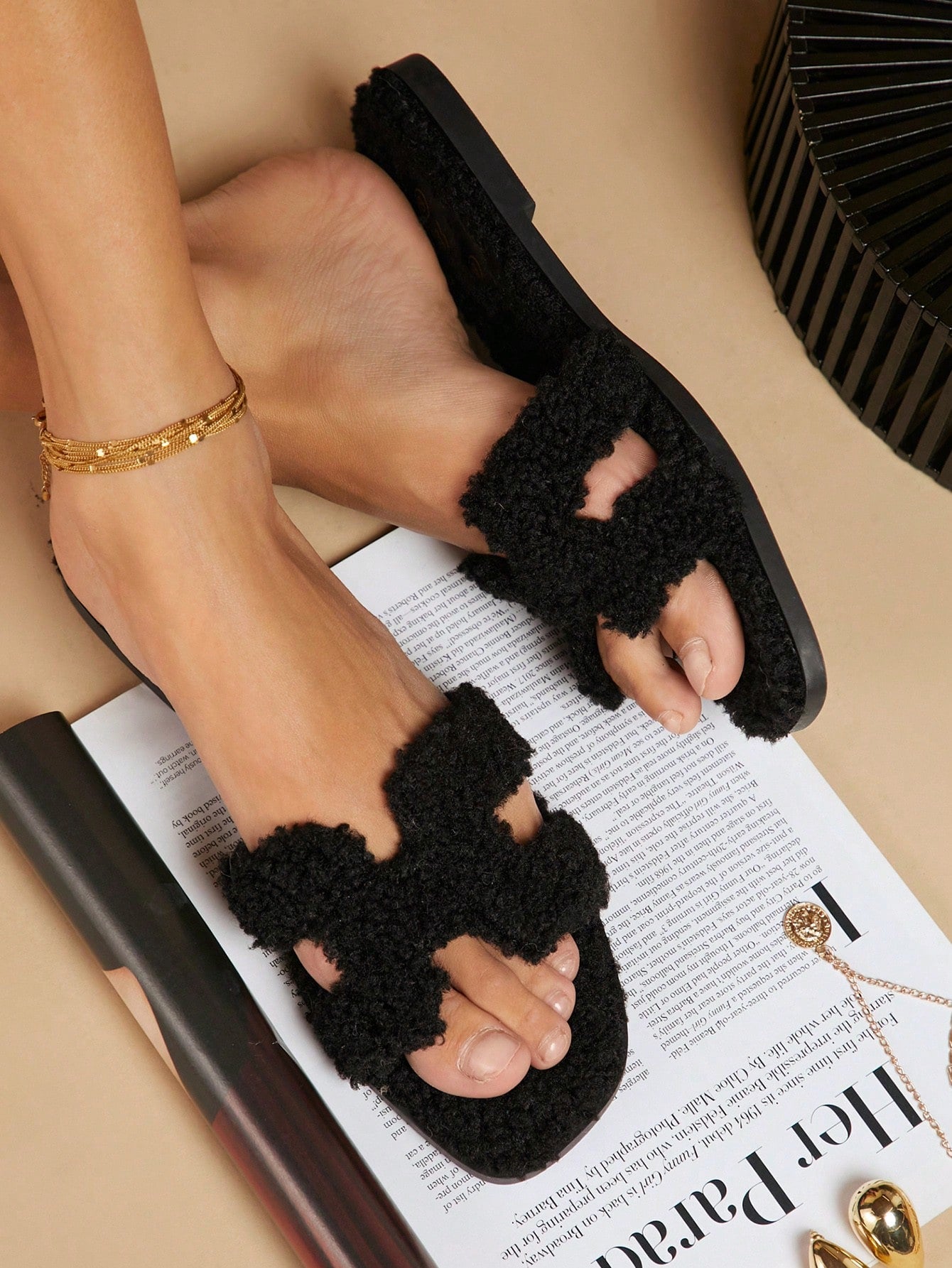 Women Fashionable Casual Comfortable Plush Flat Sandals