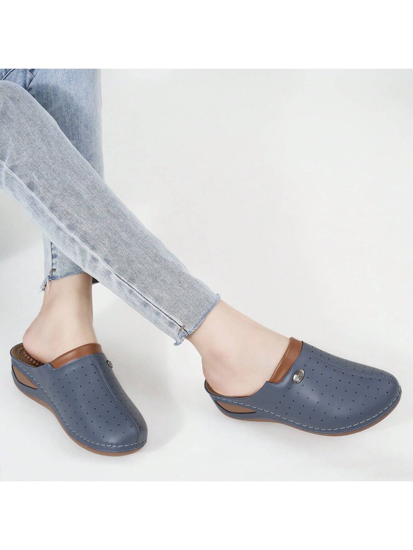 Women's Massage Foot Arch Support Mules, Four Seasons Closed-Toe Fashionable And Comfortable Wedge Heel Flat Sandals With Breathable Air Holes