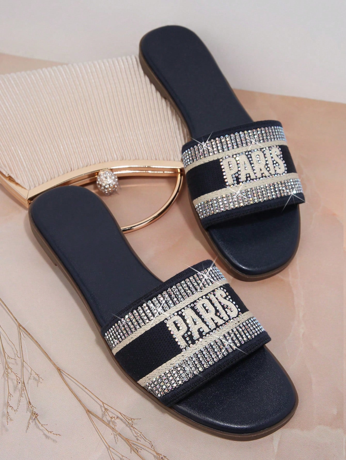 Women Summer Elegant And Stylish Flat Sandals With Alphabet Pattern