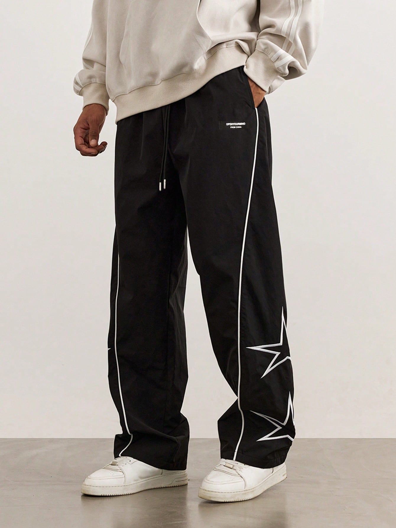 Men Loose Embroidery Star Pattern Contrast Piping Pants