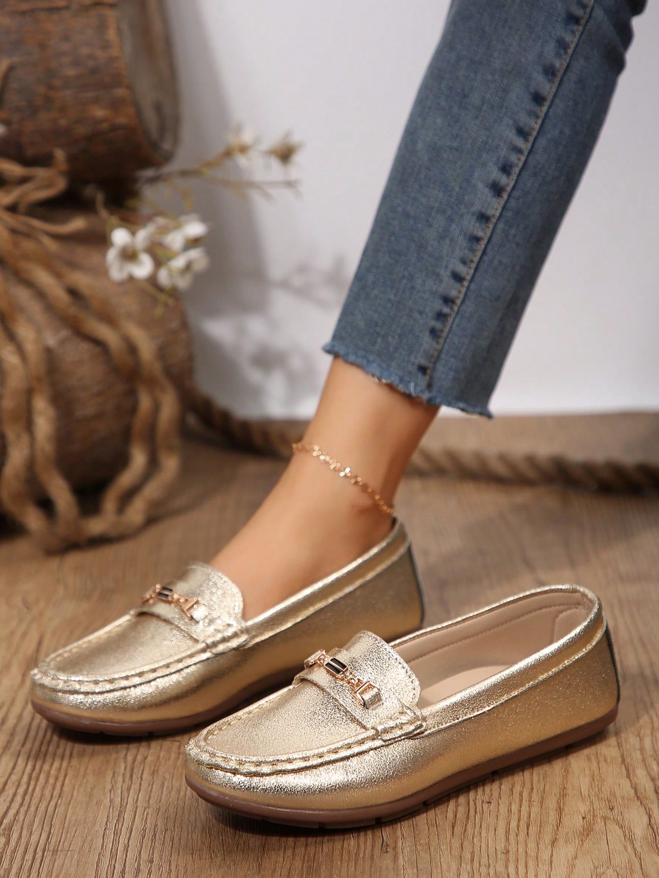 Women Gold Flat Shoes With Metal Chain, Hand-Sewn Thread, Suitable For Spring And Autumn