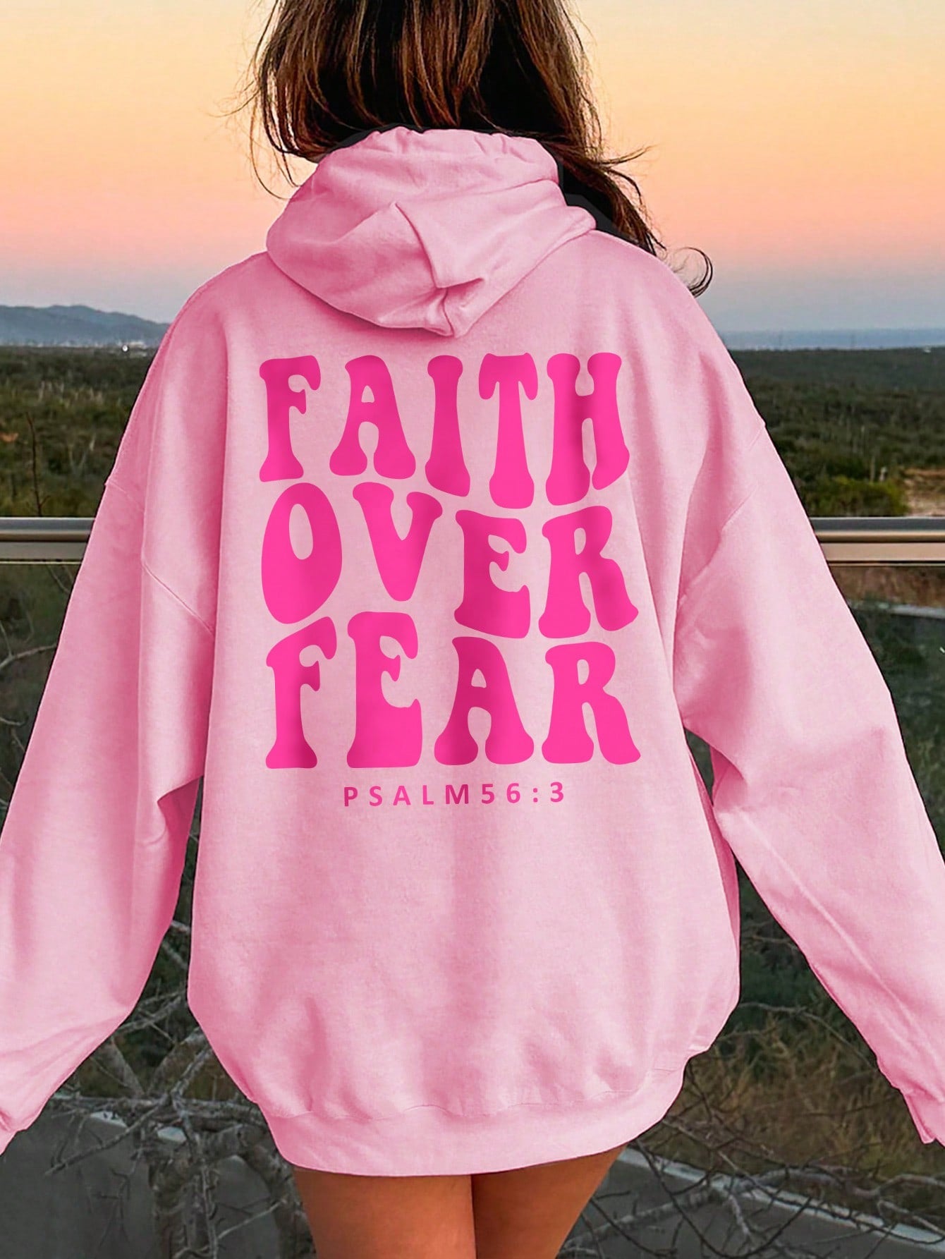 女式字母印花抽绳连帽运动衫，抓绒衬里 FAITH OVER FEAR