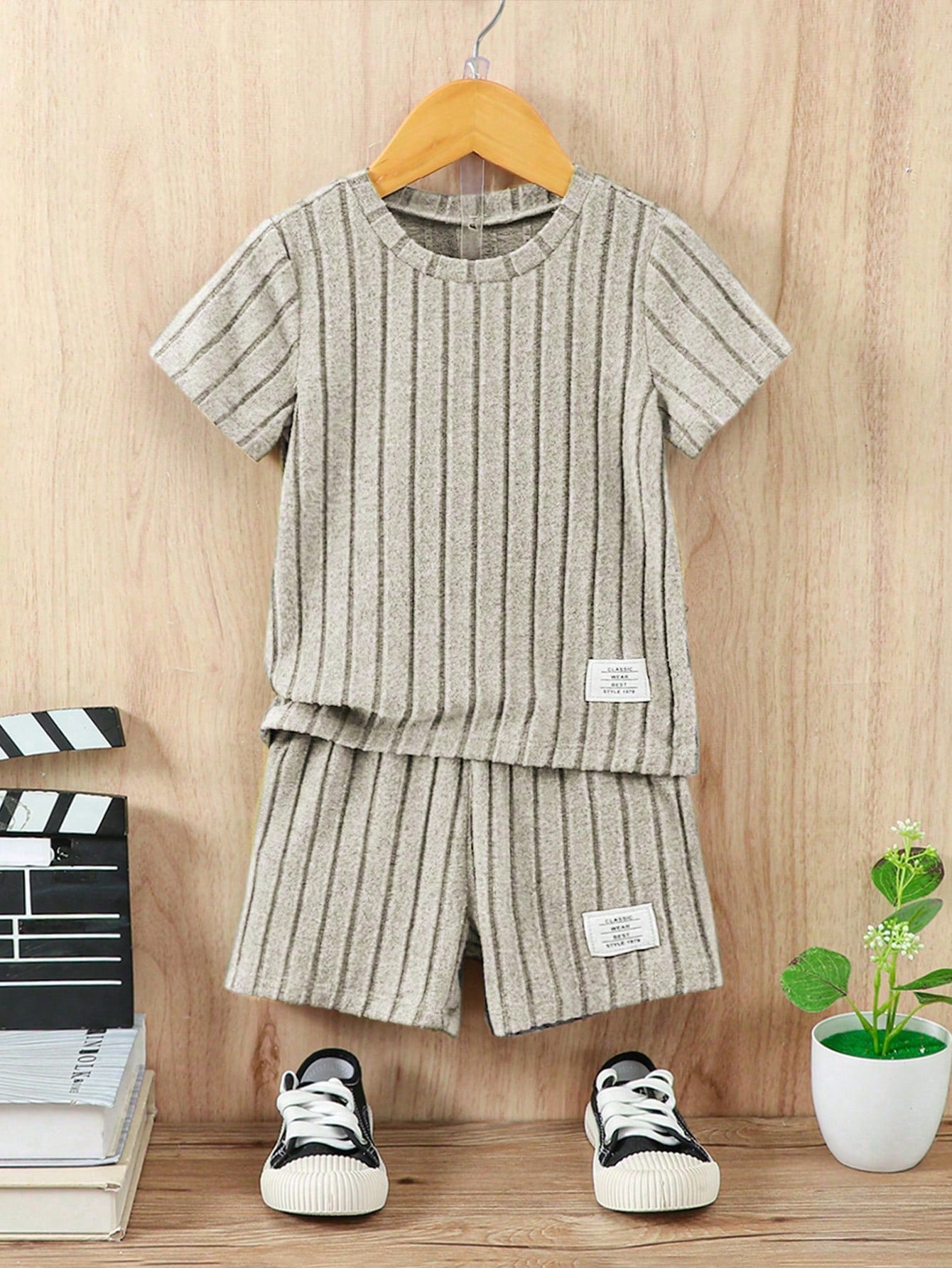 Young Boy Letter Patched Detail Tee & Shorts Set