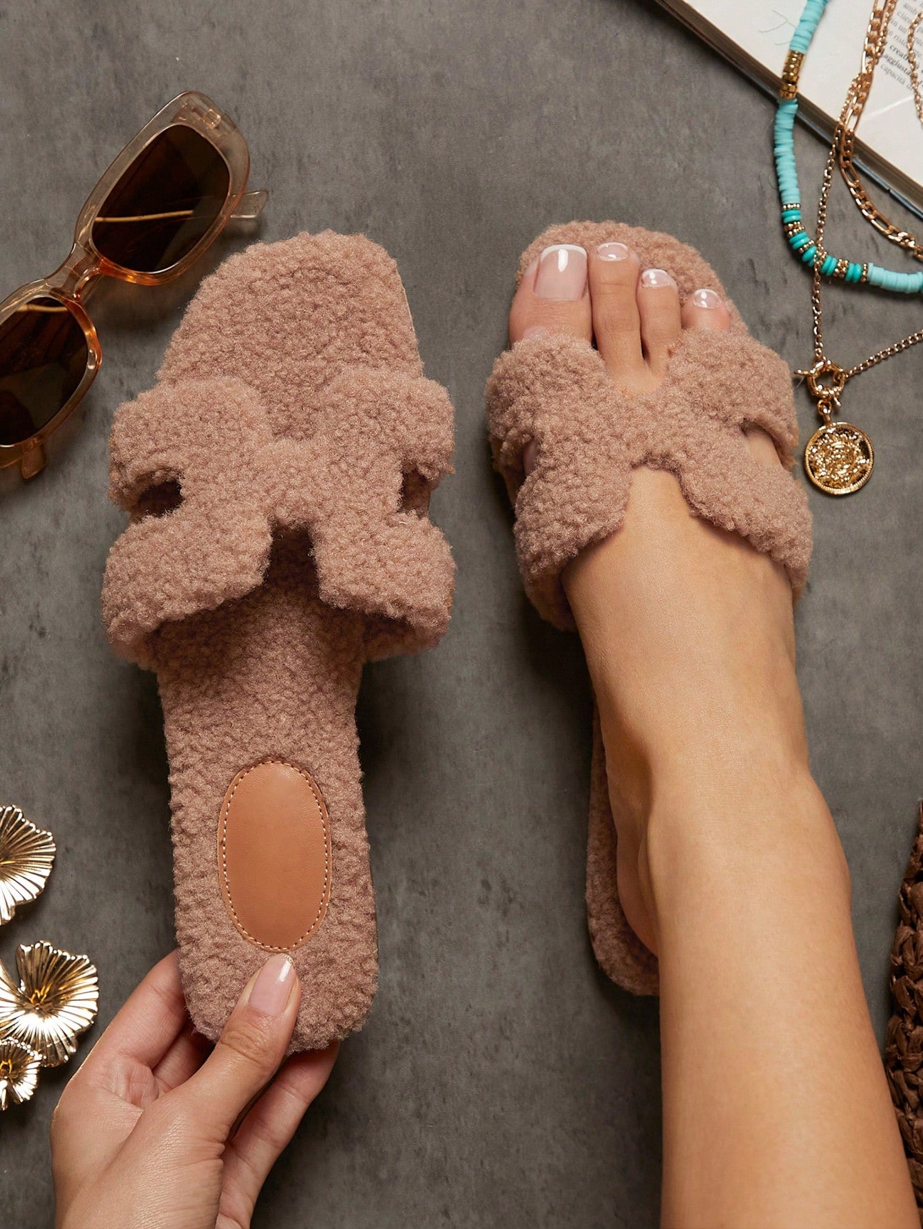 Women Fashionable Casual Comfortable Plush Flat Sandals