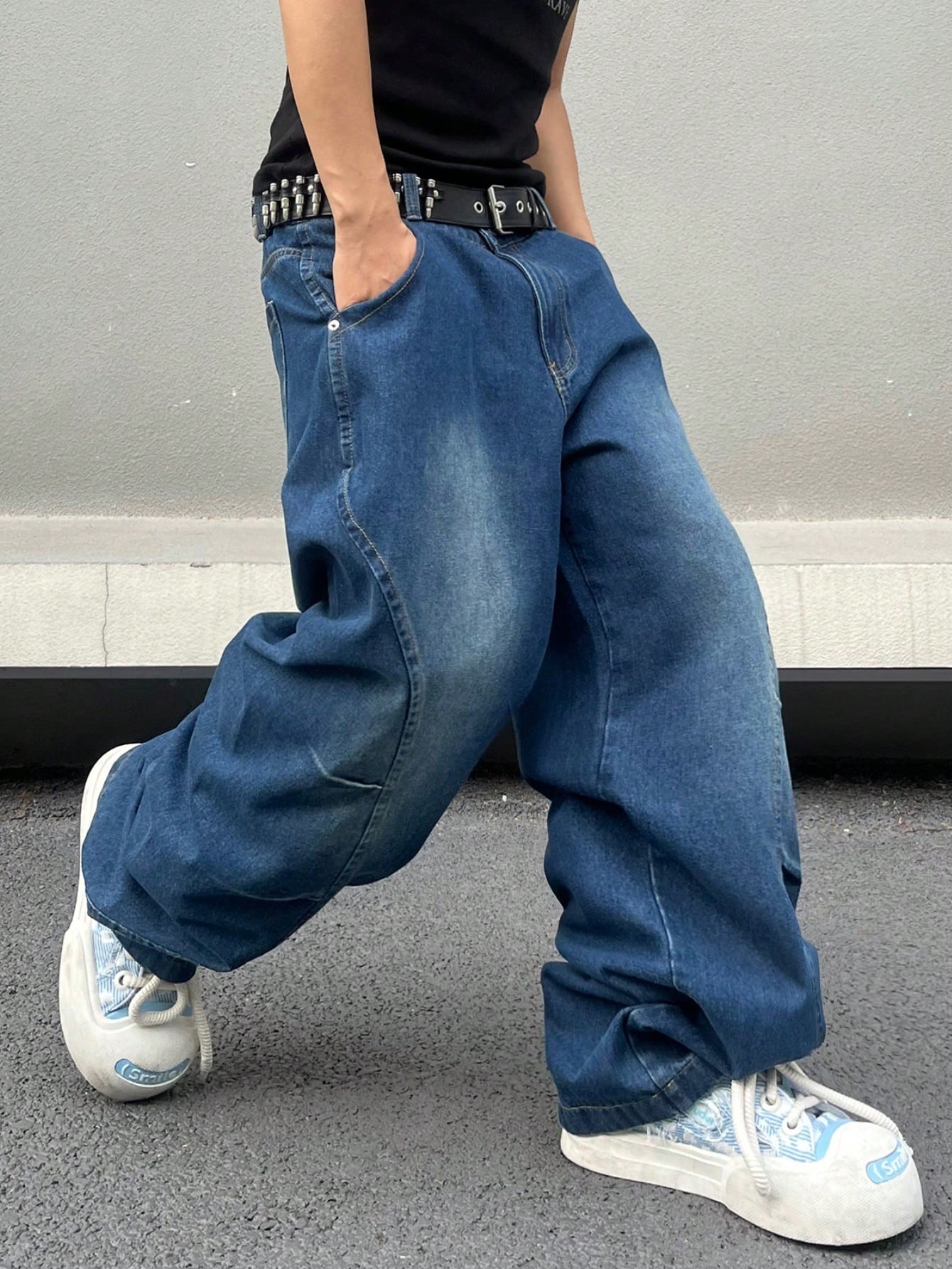 Men Fashionable Solid Color Loose Fit Casual Jeans