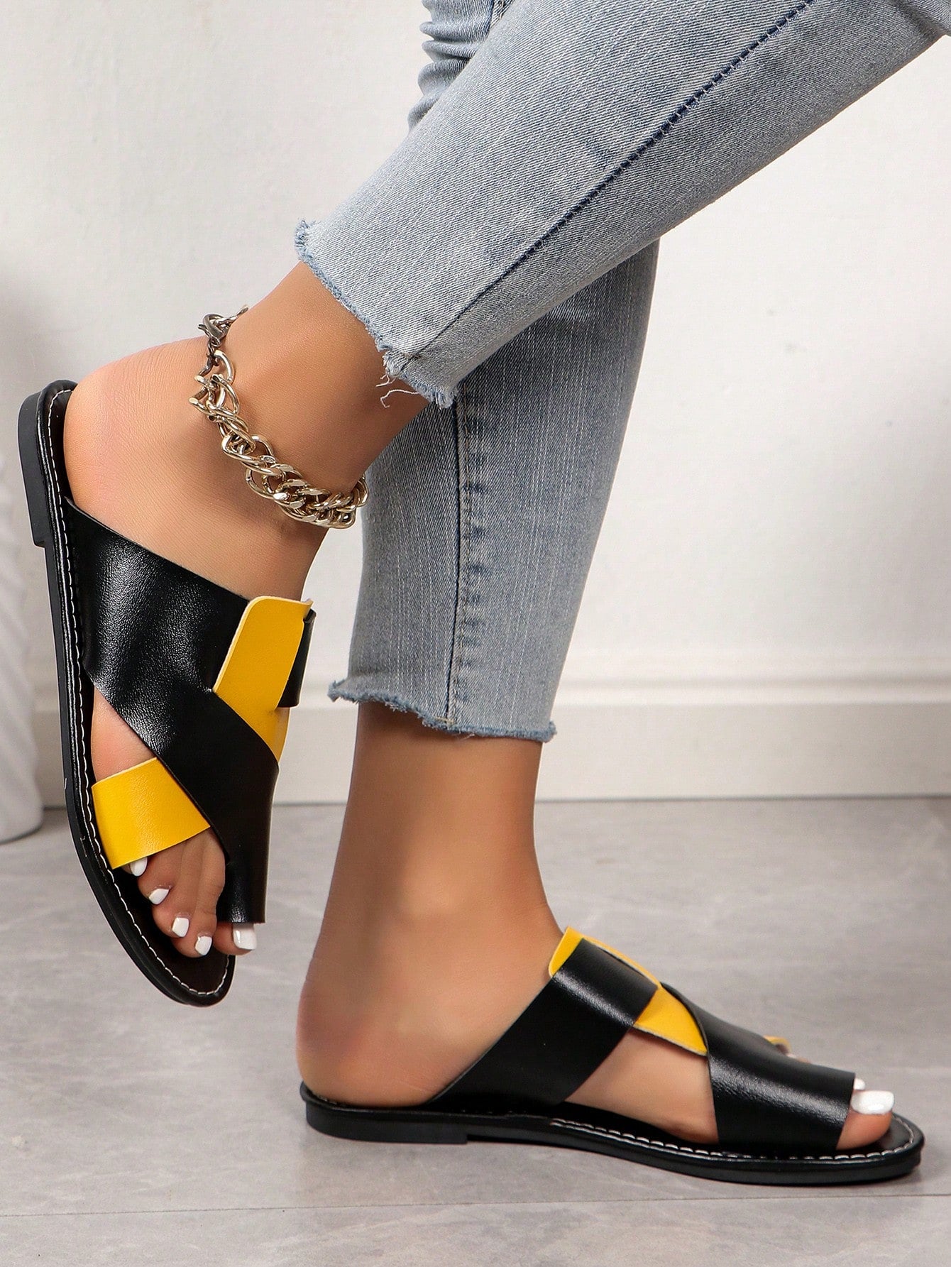 2023 Fall New Black & White & Yellow Faux Leather Colorblock Slippers, Summer Breathable Flat Flip Flop With Toe Post, Soft Sole, Non-Slip