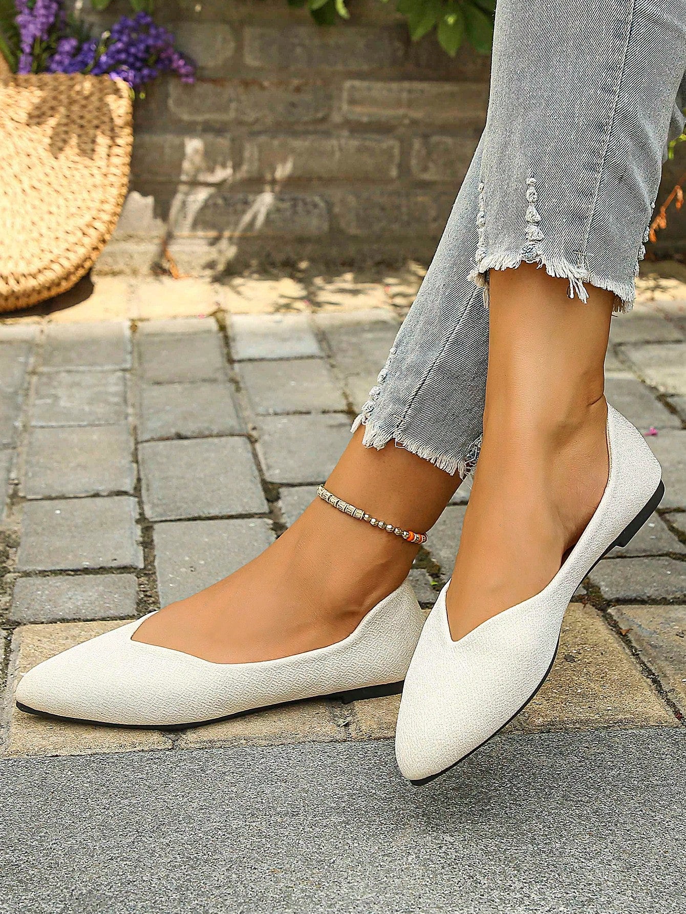 Women Large Size (European 35-45) Pointed Toe Flat Shoes For Spring And Autumn, Casual Style With Holiday Wind, Suitable For Daily And Outdoor Wearing With Skirt, Slip-On Shallow Mouth Flat-Bottomed Shoes Imported From Abroad.