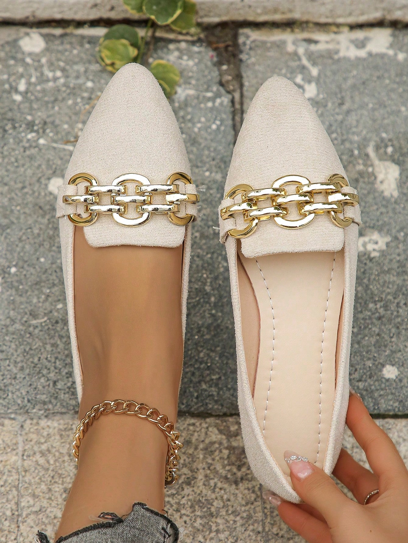 Women's Metal Chain Decorated Loafers, Pointed Toe, Low Heel, Comfortable, Beige Velvet Flat Shoes, Fashionable And Elegant Style