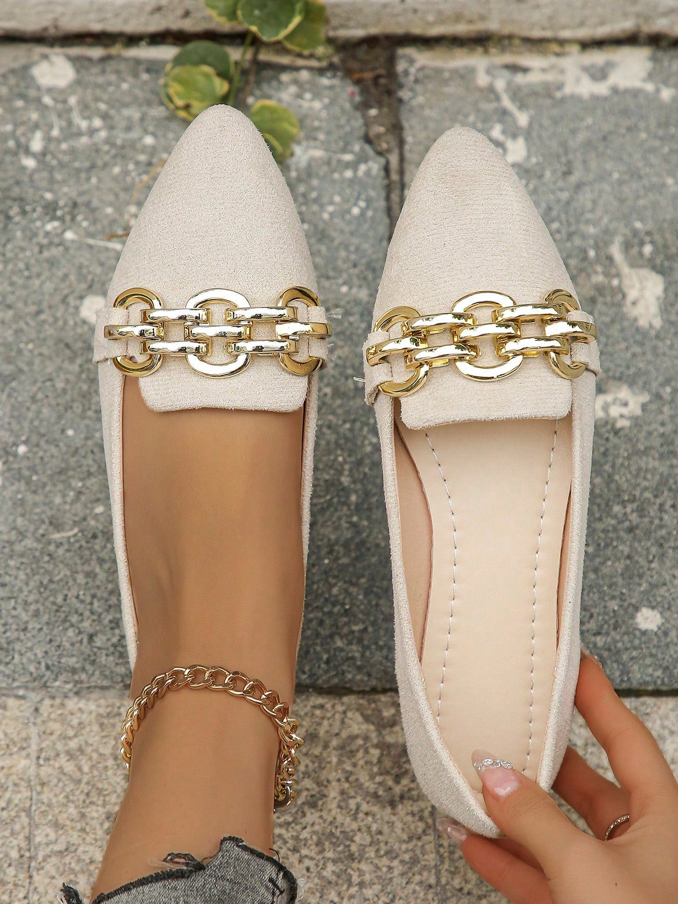 Women's Metal Chain Decorated Loafers, Pointed Toe, Low Heel, Comfortable, Beige Velvet Flat Shoes, Fashionable And Elegant Style