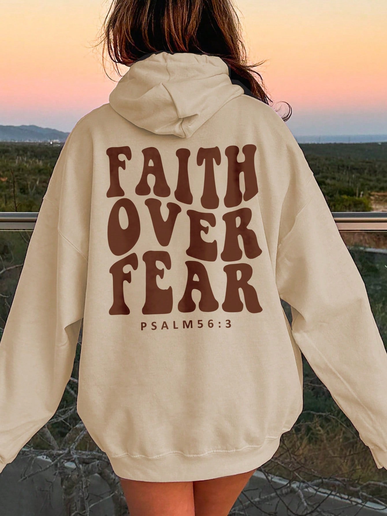 女式字母印花抽绳连帽运动衫，抓绒衬里 FAITH OVER FEAR