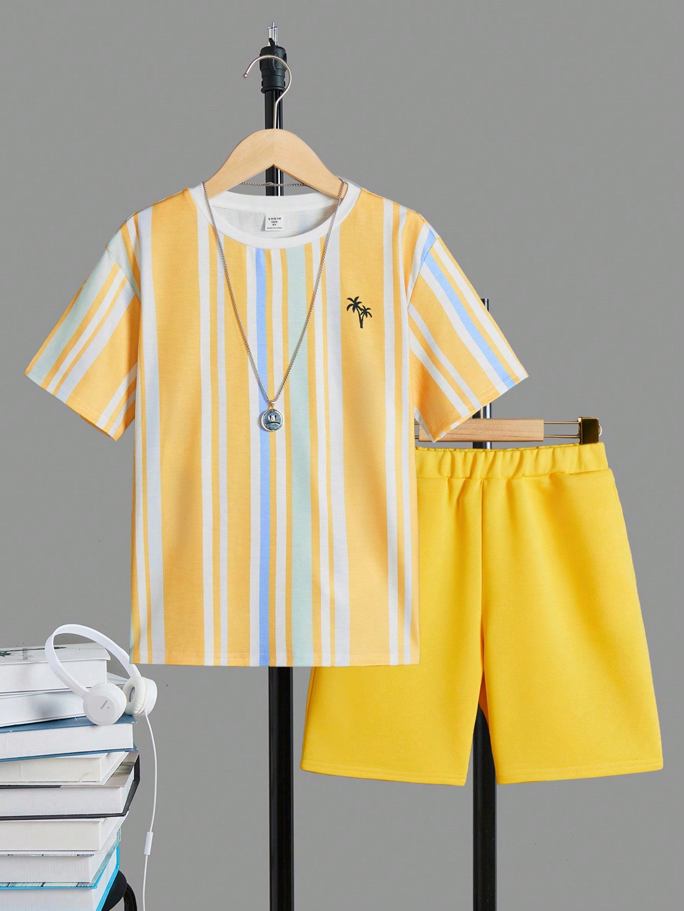 Tween Boys' Playful Vacation Style Short Sleeve T-Shirt And Shorts