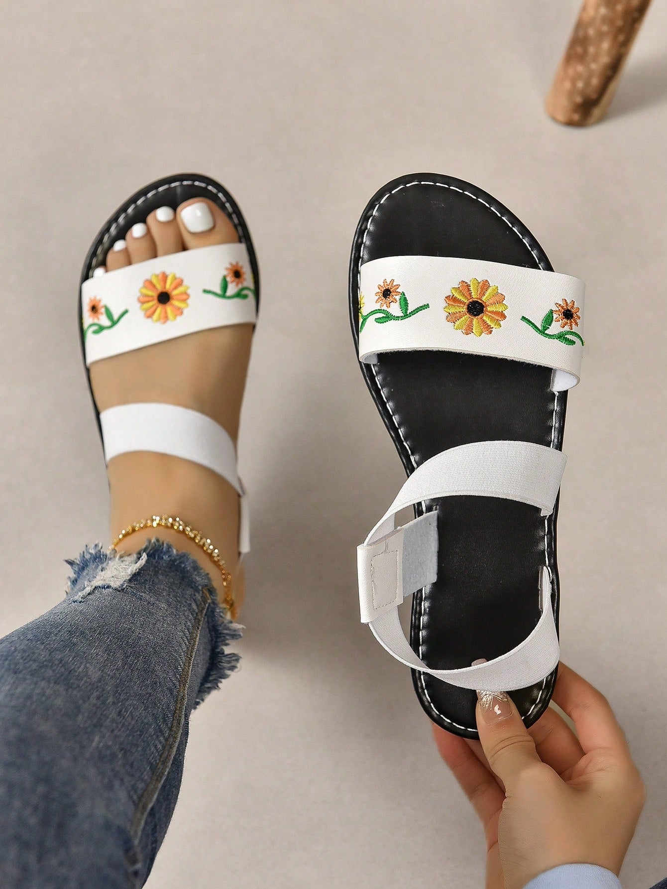 Fashionable Latest Style Roman Flower Beach Flat Sandals For Women, White With Floral Pattern