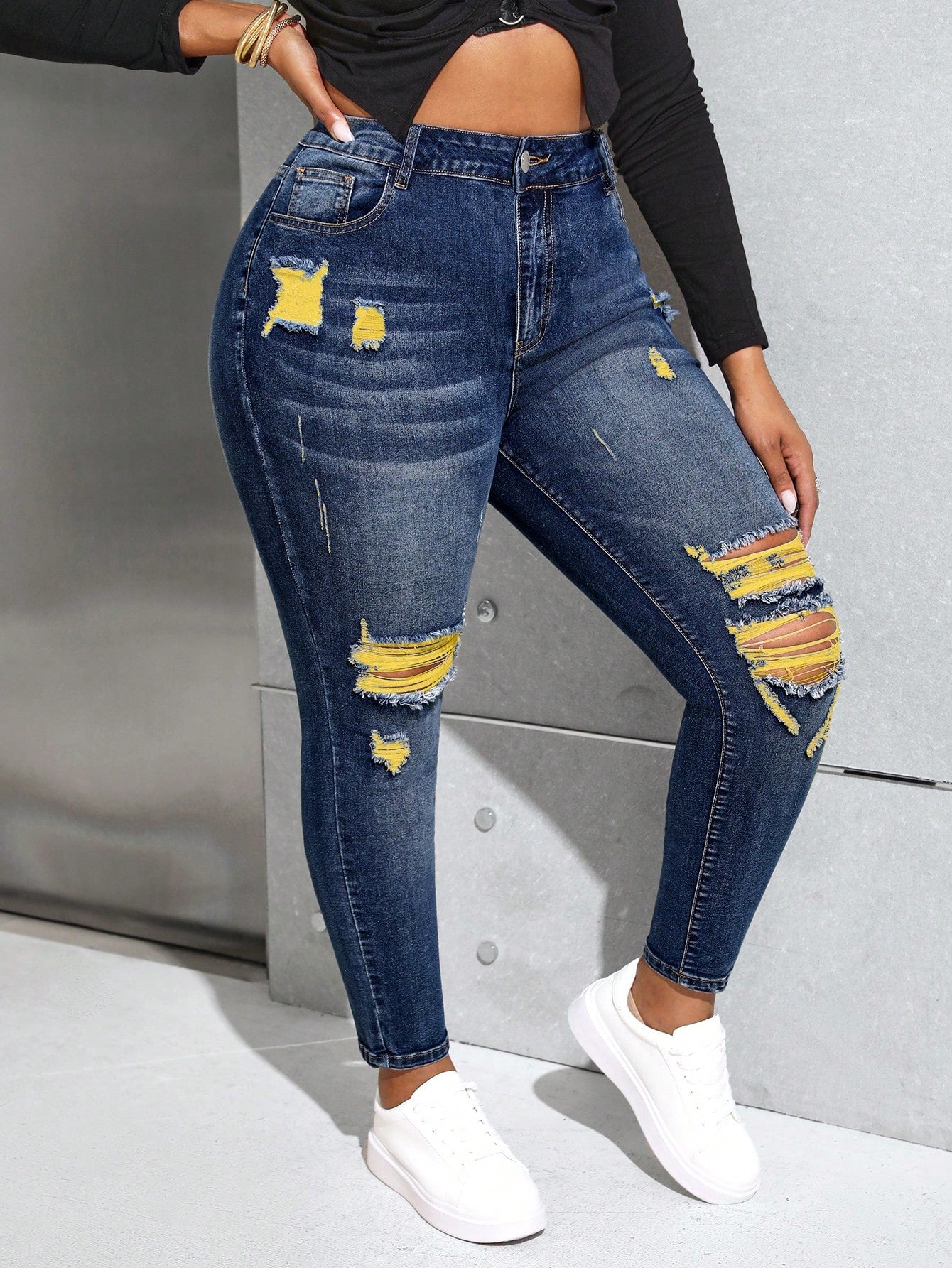 Women's Plus Size Distressed Jeans