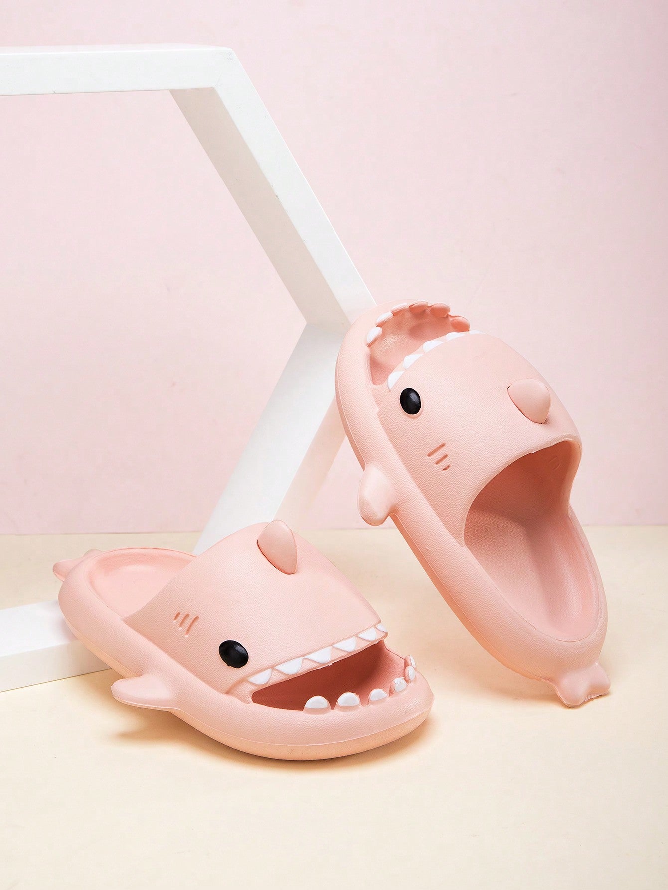 Kids' Cartoon Eva Foam Slippers Fashionable Outdoor Anti-Slip Breathable Shark Slippers For Beach, Bathroom