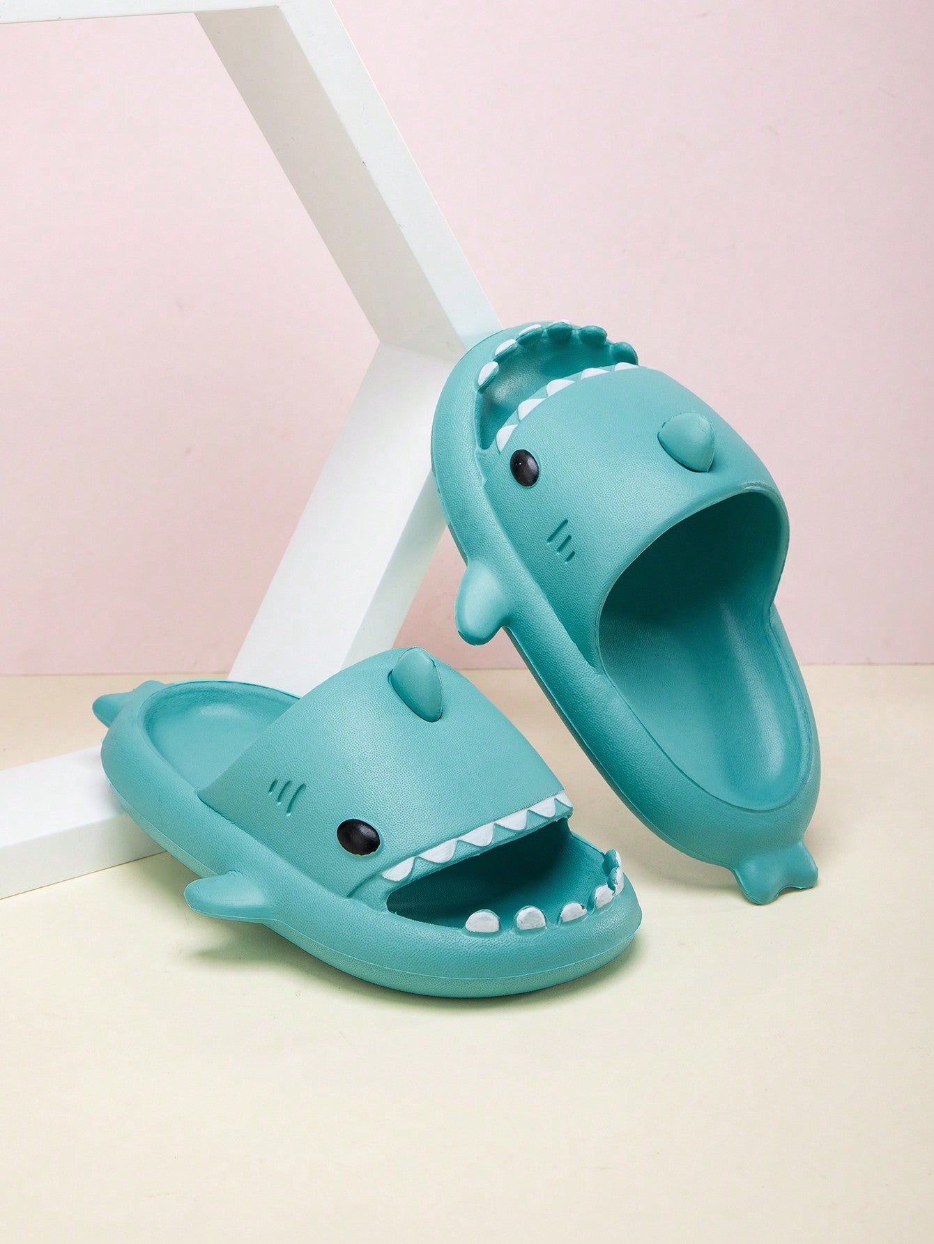 Kids' Cartoon Eva Foam Slippers Fashionable Outdoor Anti-Slip Breathable Shark Slippers For Beach, Bathroom