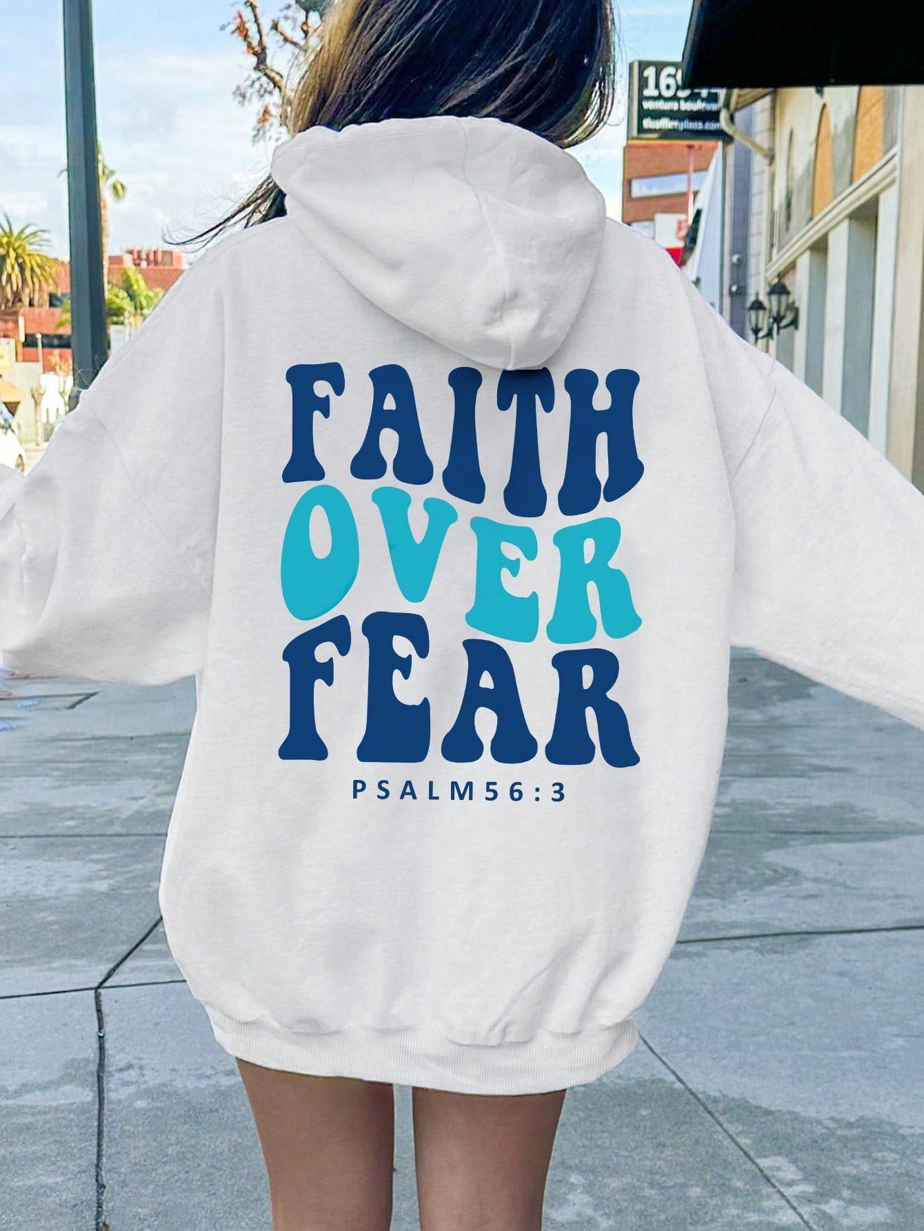 女式字母印花抽绳连帽运动衫，抓绒衬里 FAITH OVER FEAR