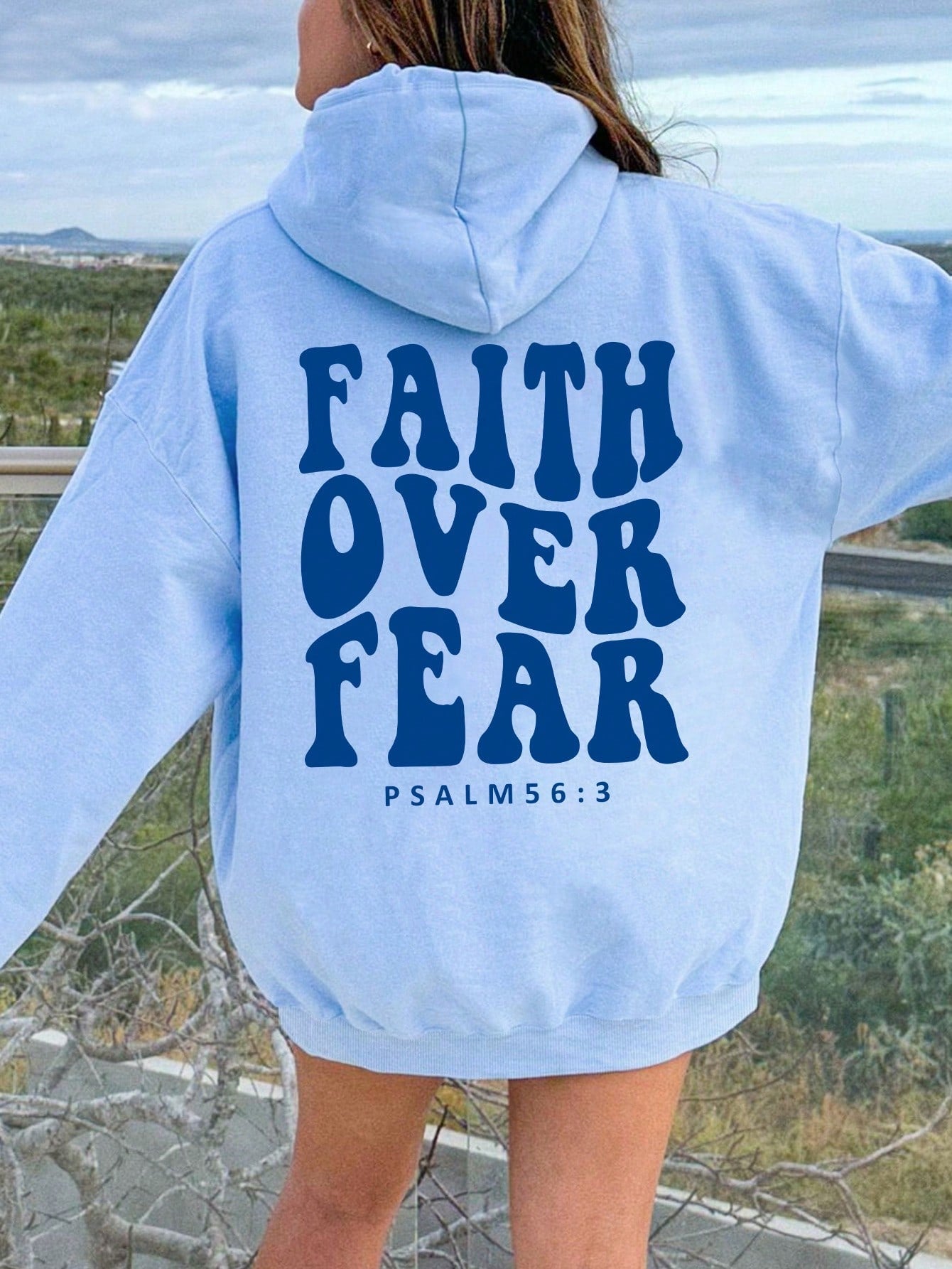 女式字母印花抽绳连帽运动衫，抓绒衬里 FAITH OVER FEAR