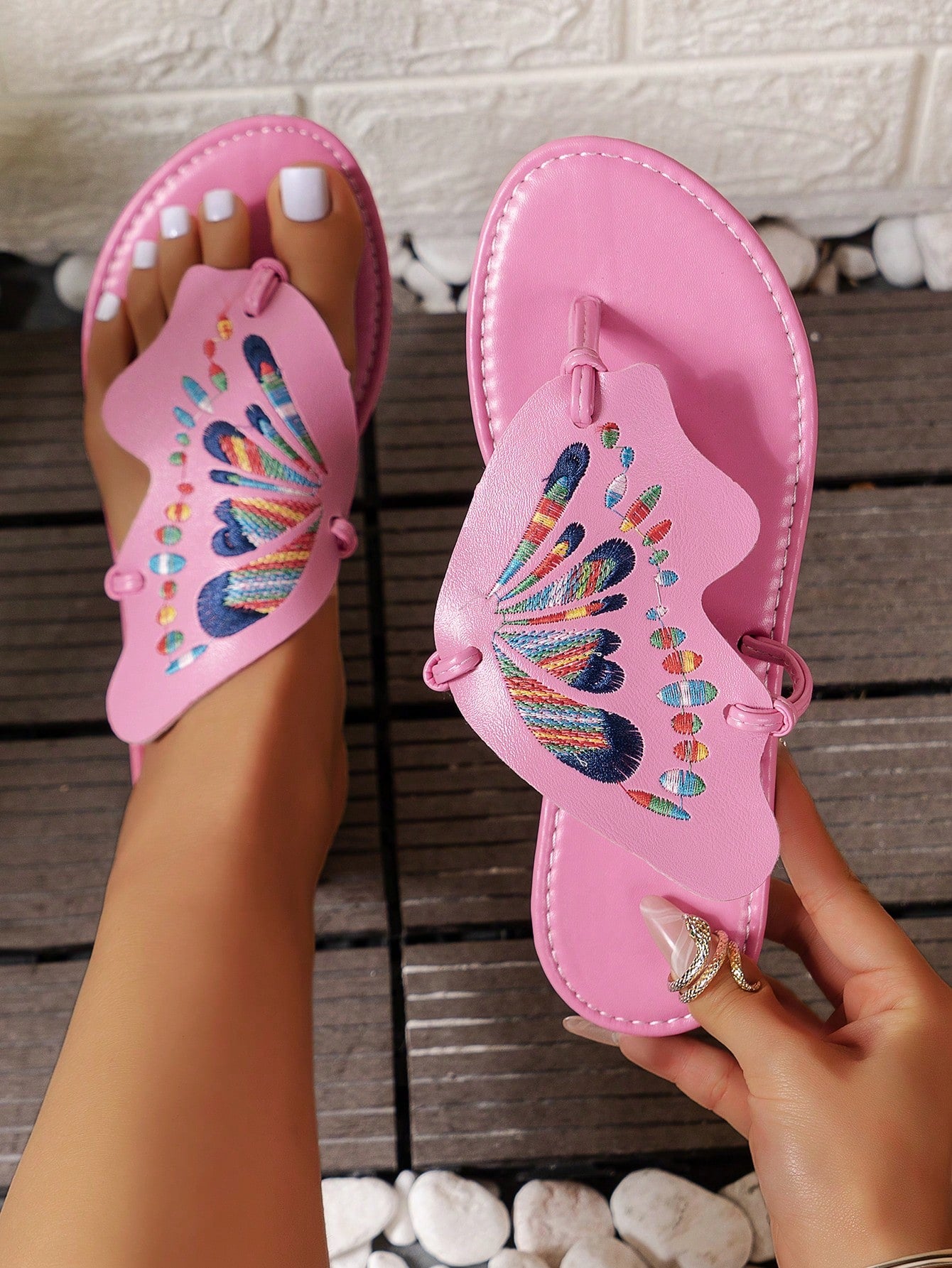 Beautiful Women's Flat Sandals, New Style Fashionable Butterfly Embroidery Flip Flops For Walking And Casualwear