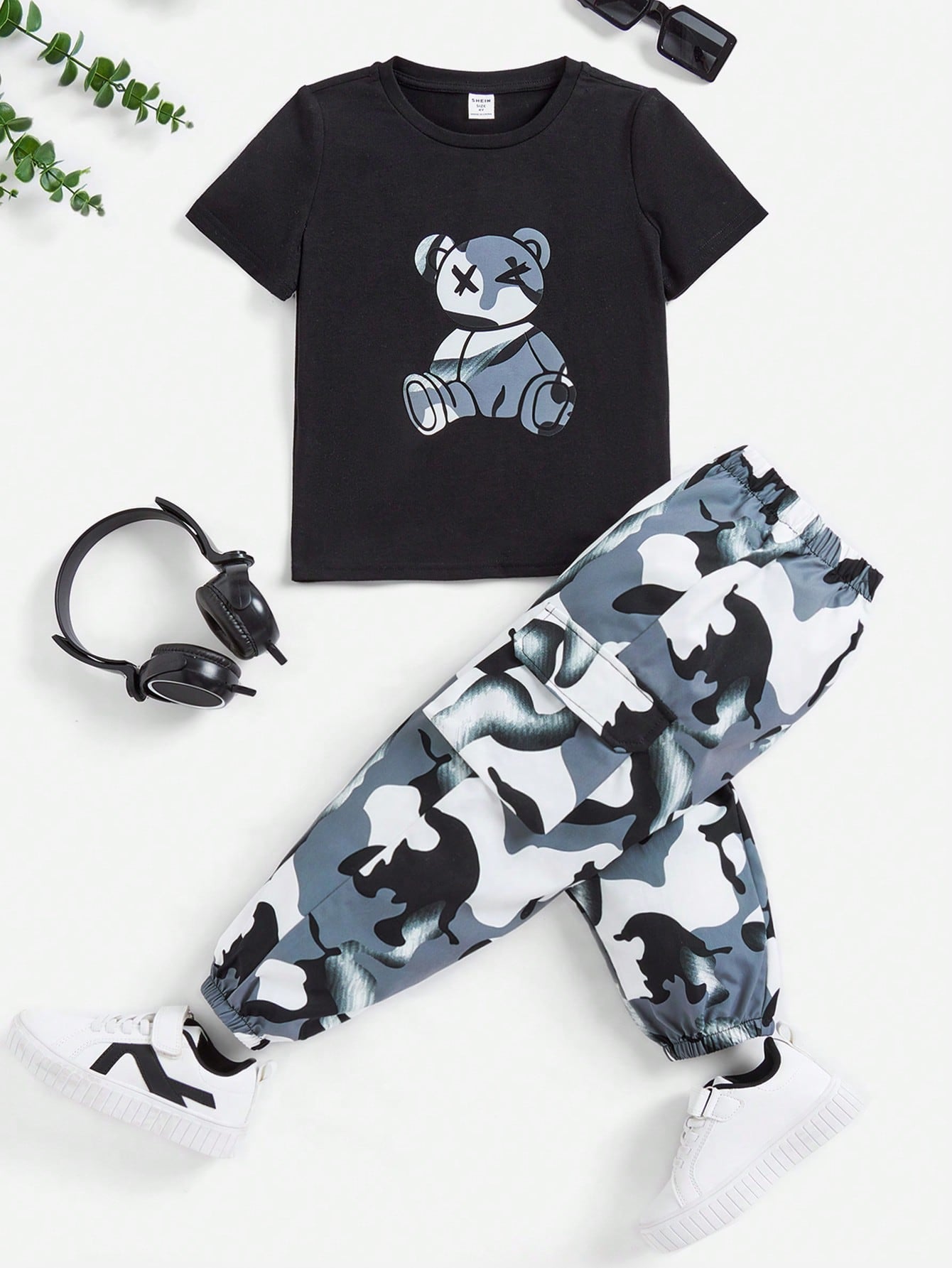 Young Boy Casual Cool Camo Printed Short Sleeve T-Shirt And Cargo Pants 2pcs Outfit With Sports Bear Pattern