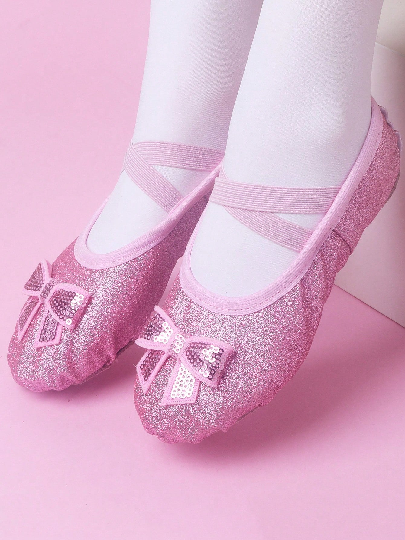 A Pair Of Pink Glitter Bowknot Girls' Princess Ballet Dance Shoes, Soft Sole Anti-Slip Practice Shoes, Suitable For Indoor Performance, Elegant And Comfortable, Suitable For Dancing, Party