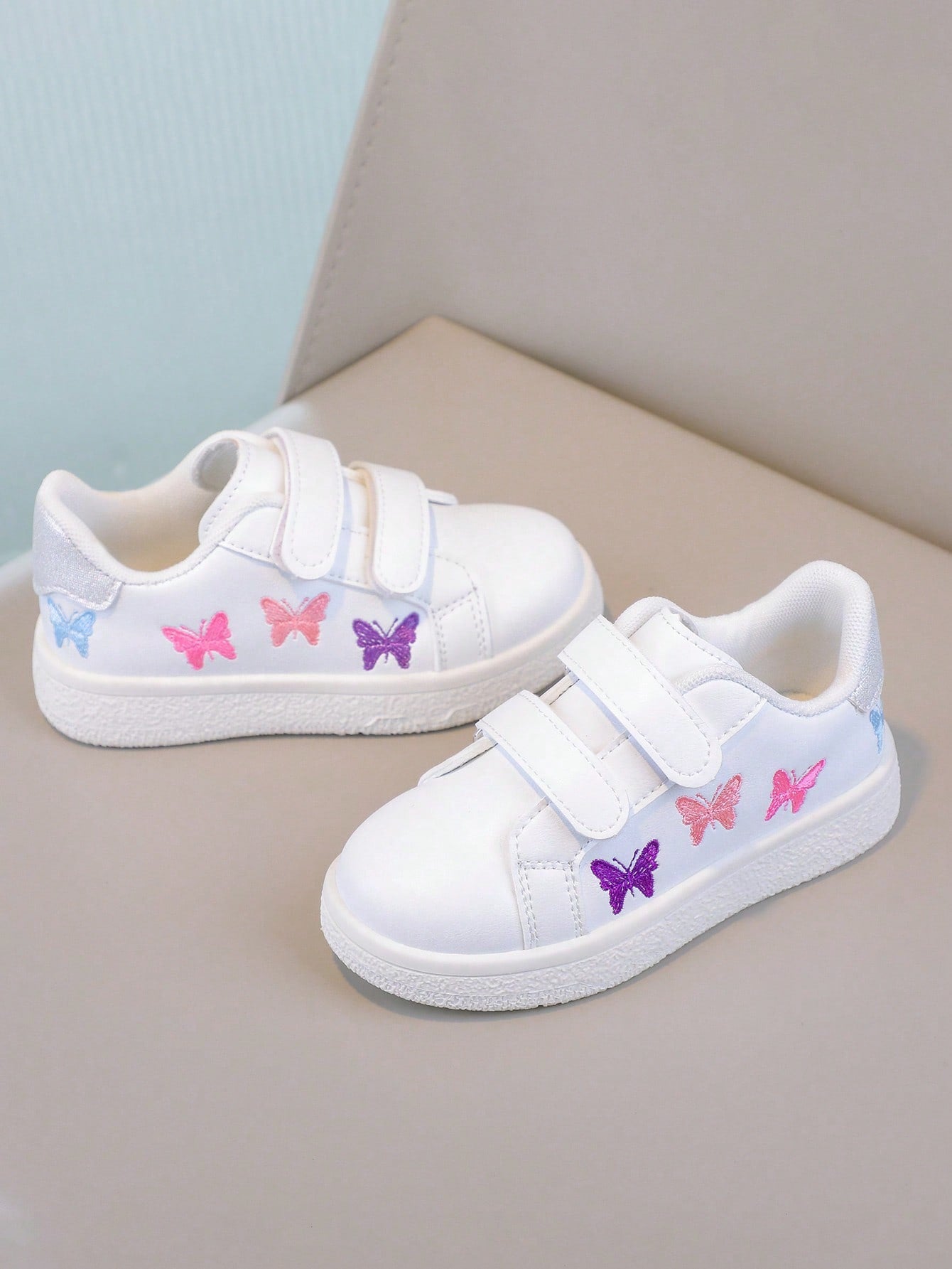 1 Pair Girls Versatile Hook-And-Loop Breathable Casual White Shoes With Embroidered Butterfly Heart Patchwork, Fashion Sneakers For Campus & Student