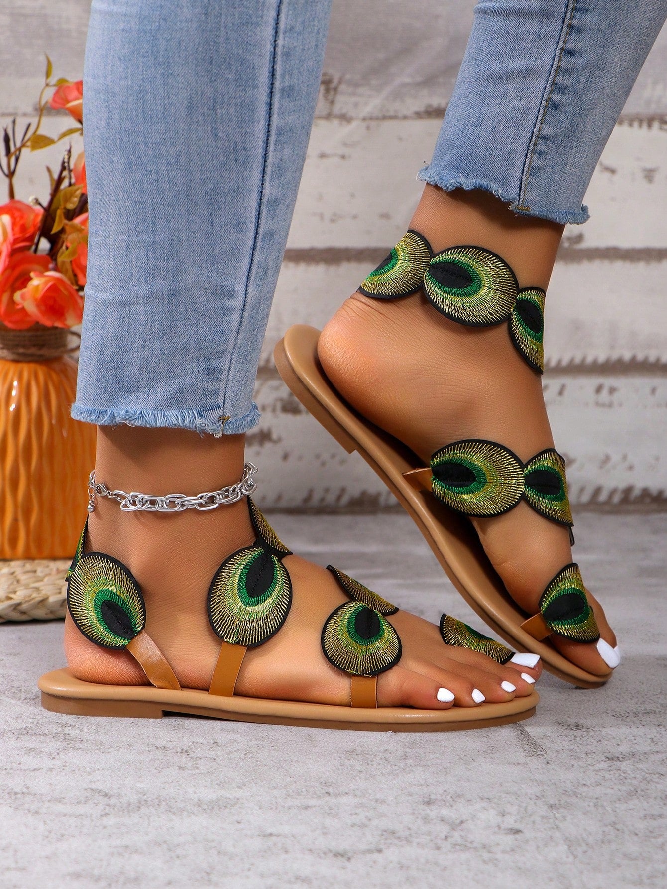 2024 New European And American Style Fashionable, Comfortable, Sexy Flat Peacock & Floral Details Toe Ring Beach Slippers For Women