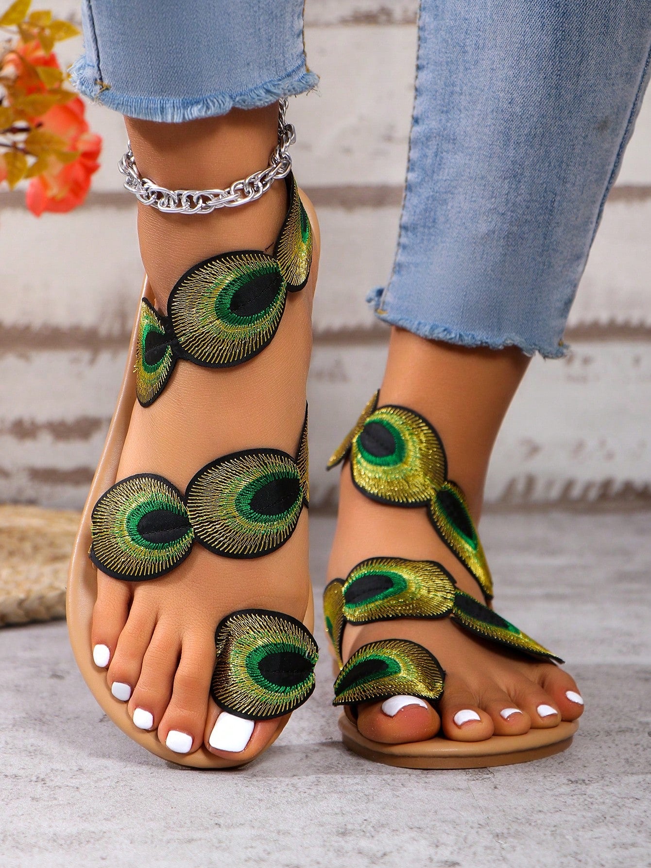 2024 New European And American Style Fashionable, Comfortable, Sexy Flat Peacock & Floral Details Toe Ring Beach Slippers For Women