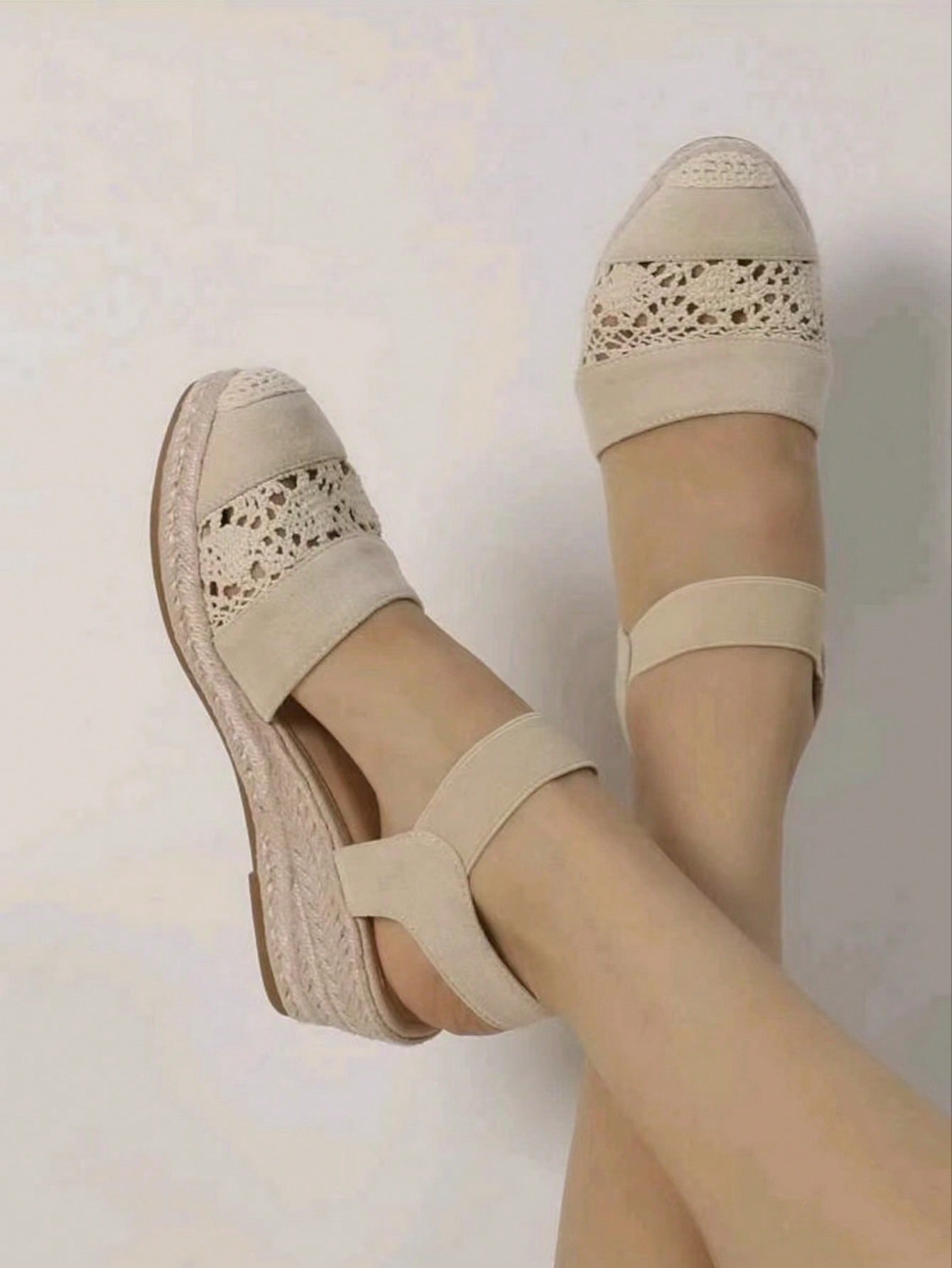 Women's Fashionable Linen Rope Platform Wedges With Rubber Sole And Four Flowers Embroidered On The Toe