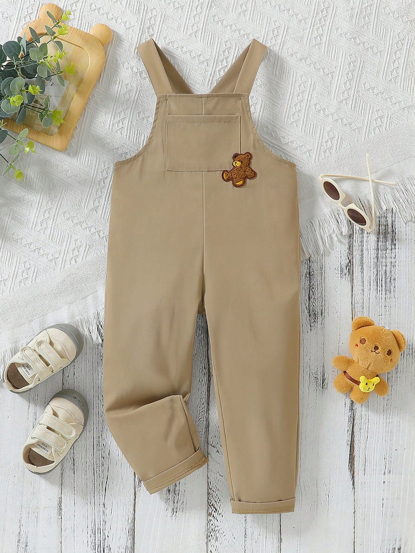 Young Boy Casual Suspender Jumpsuit, Cute Bear Patch, Suitable For Spring, Summer And Autumn, Suitable For Various Occasions, Can Be Paired With T-Shirts, Showcasing A Casual Style.