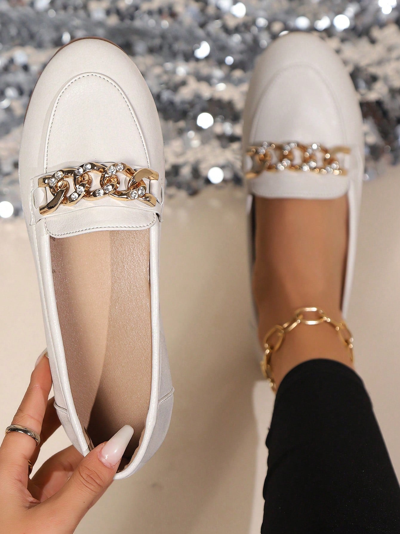 Black And White Round Toe Flats With Gold Chain Decoration, Slouchy Loafers, Vintage PU Leather, Elegant British Style, 2024 New Spring/Summer Collection, Shallow Mouth Slip-On Flats With Metal Buckle, Soft And Comfortable Sole, Suitable For Work And Dail