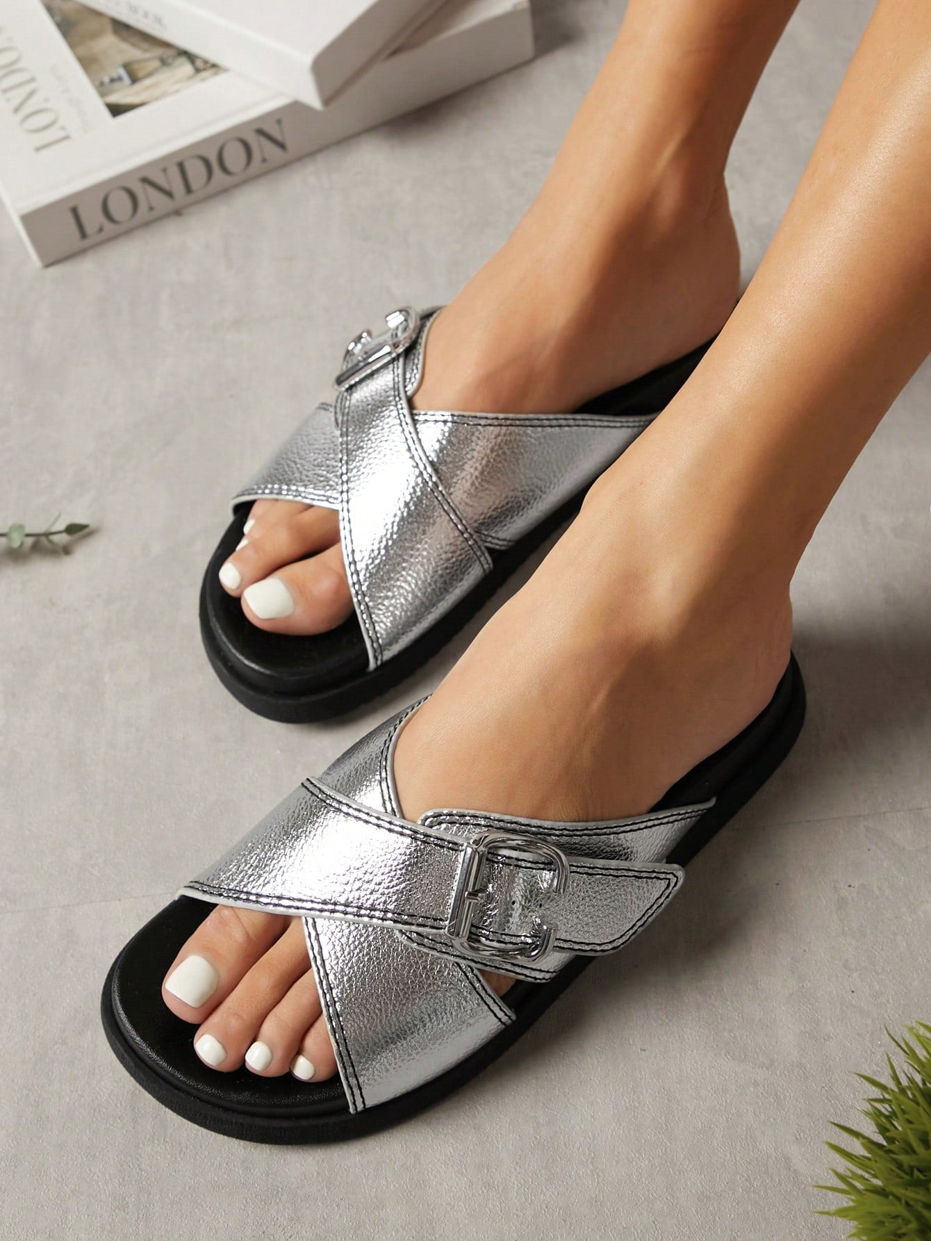 Ladies' Fashionable Flat Sandals With Criss-Cross Straps