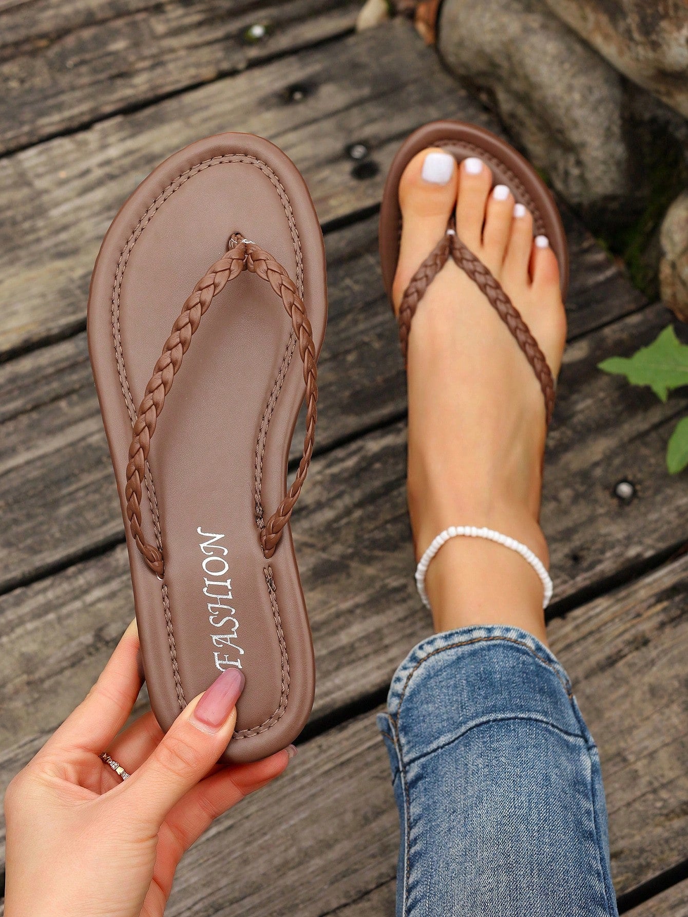 New Arrival Women's Brown Fashionable Woven Toe Ring Slippers, Comfortable Flat Sandals For Beach, Vacation And Travel