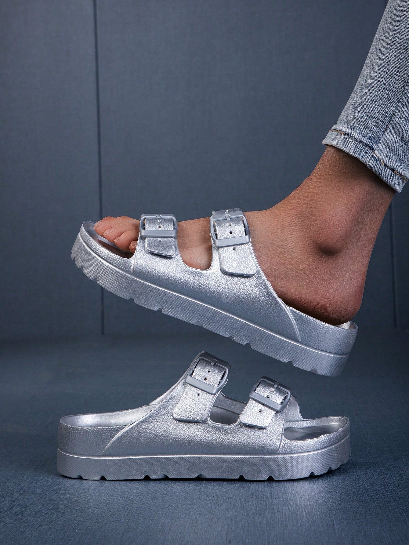 New Women's Fashionable High Elastic EVA Rubber Sandals With Buckle Closure. Slip-Resistant, Durable, Odorless, Soft, Comfortable And Shock-Absorbing, Ideal For Indoor And Outdoor Wear.