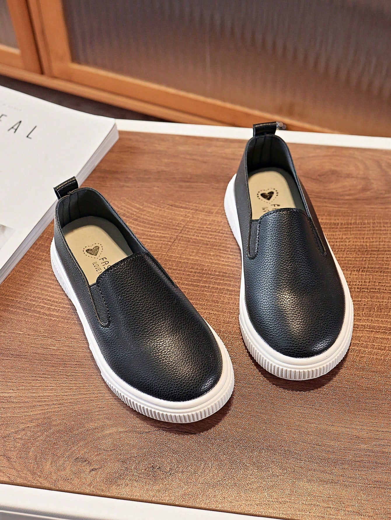 A Pair Of Spring And Autumn New Style Soft Soled Anti-Skid Flat Shoes For Toddler Boys And Girls Breathable Slip-On Leather Shoes