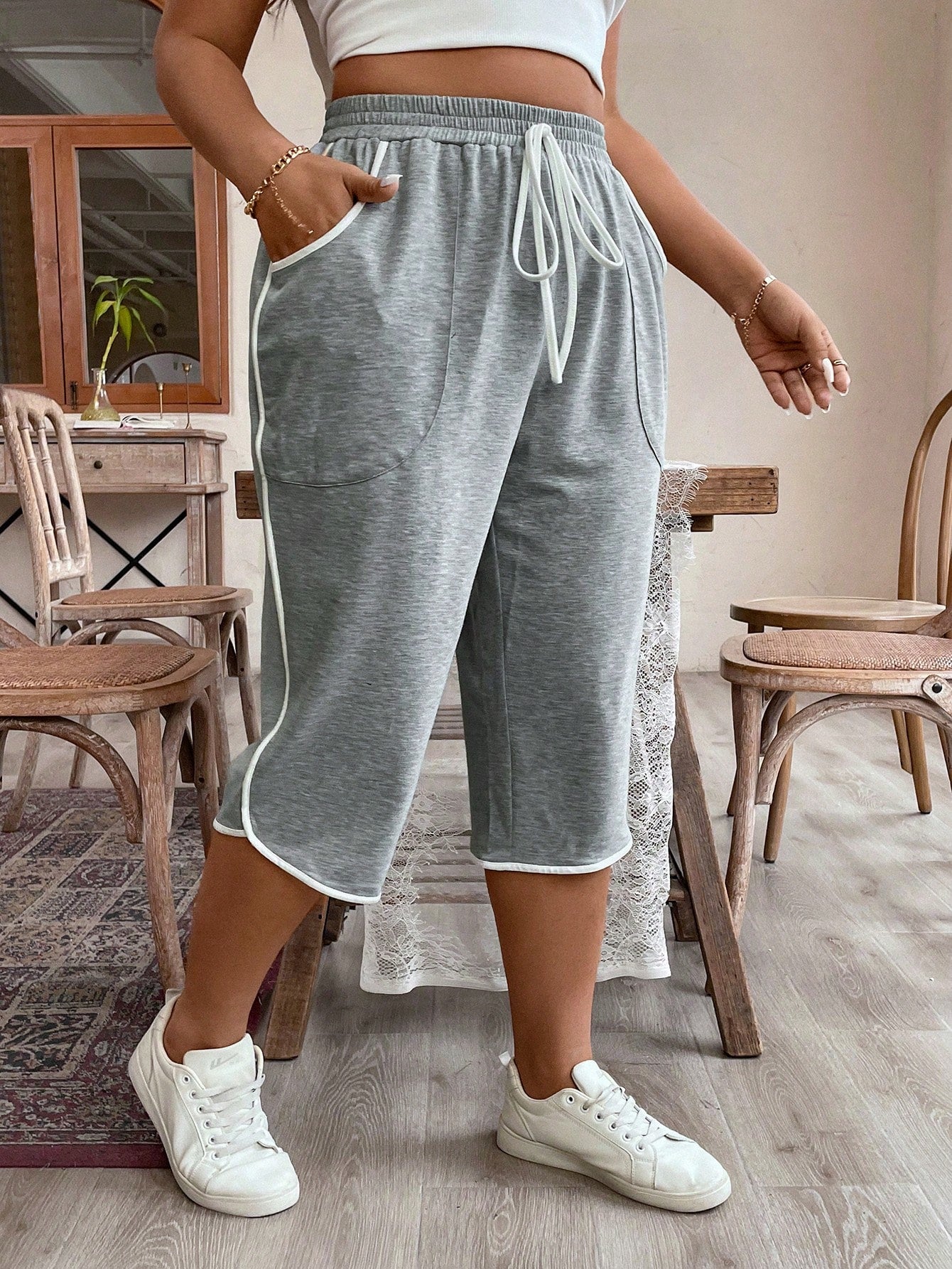 Plus Size Women Drawstring Waist Loose Fit Capri Pants With Pockets