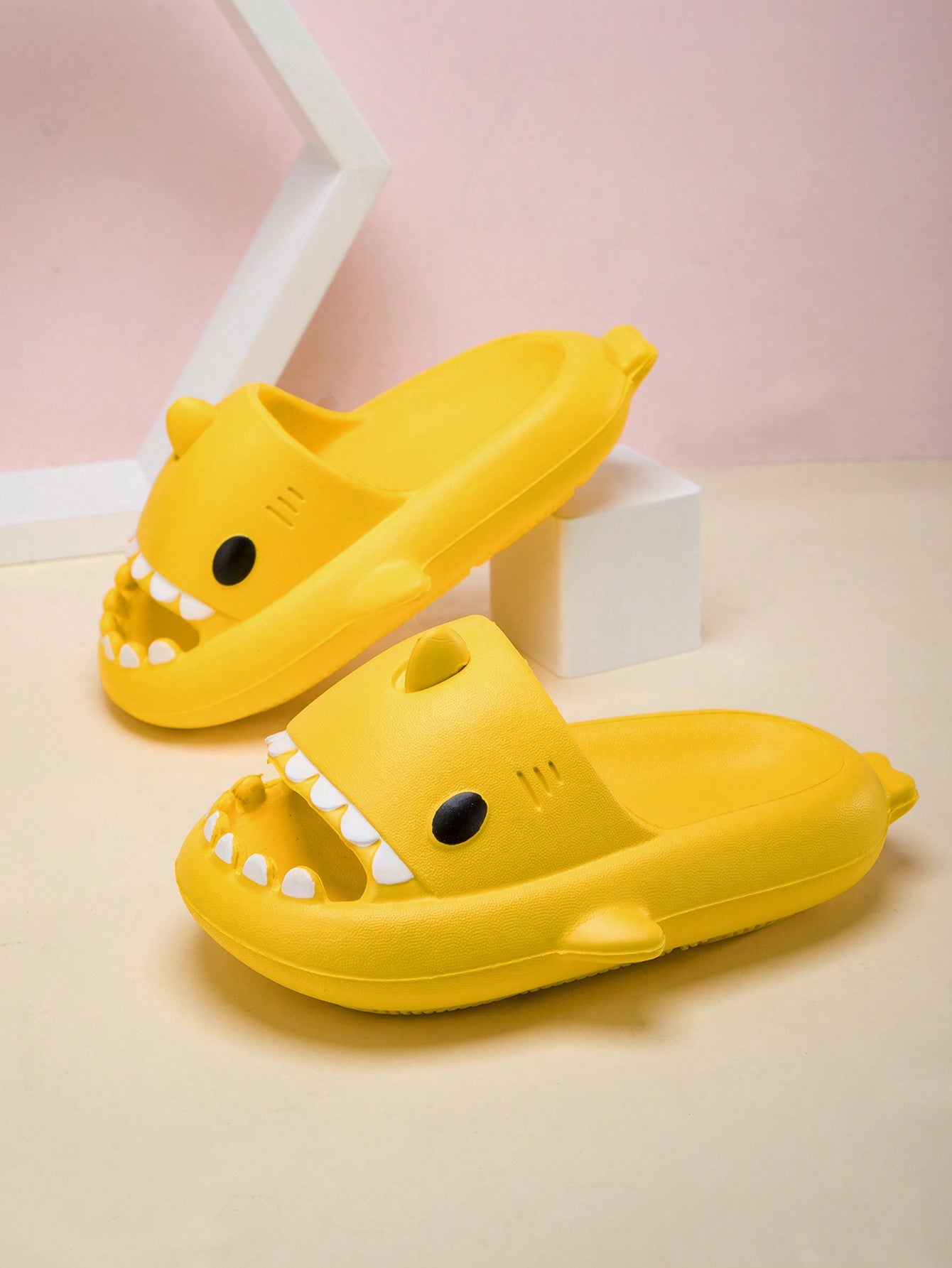 Kids' Cartoon Eva Foam Slippers Fashionable Outdoor Anti-Slip Breathable Shark Slippers For Beach, Bathroom