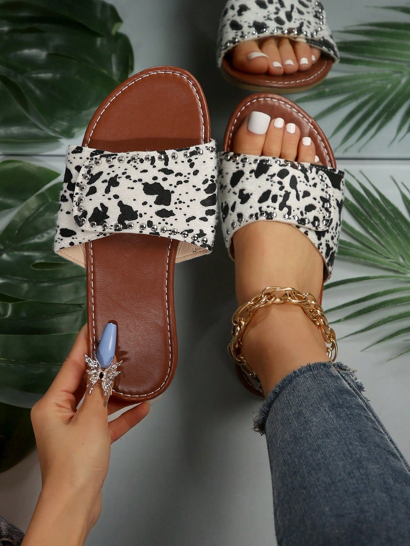 Women Cow Pattern Studded Decor Flat Sandals, Fashionable Outdoor Velvet Slide Sandals