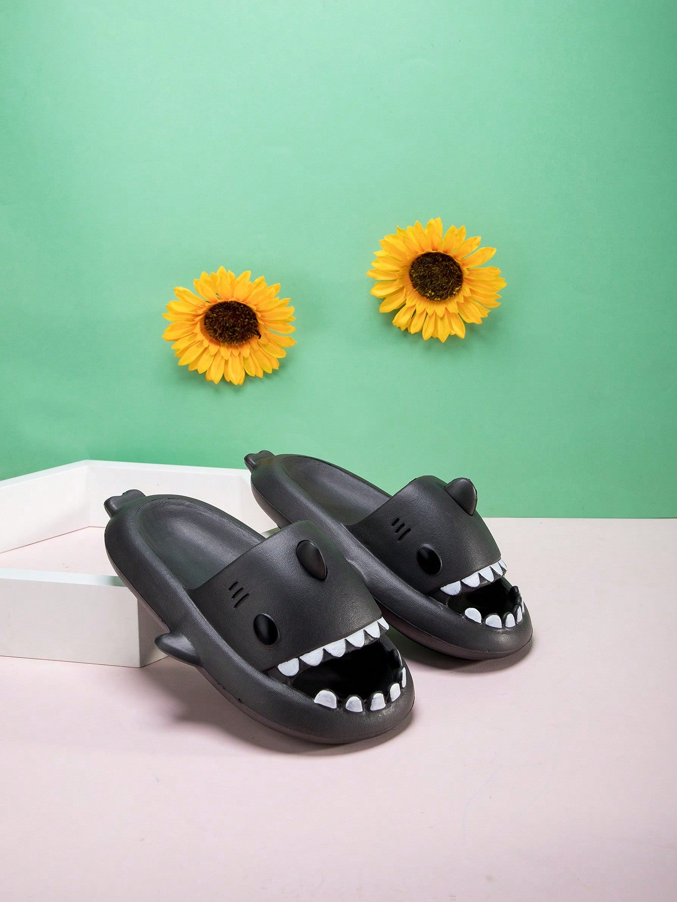 1pair Children's Fashionable Cartoon Shark Holed Shoes, Round Toe, Anti-Slip, High Elasticity Gardening Shoes, Beach Shoes