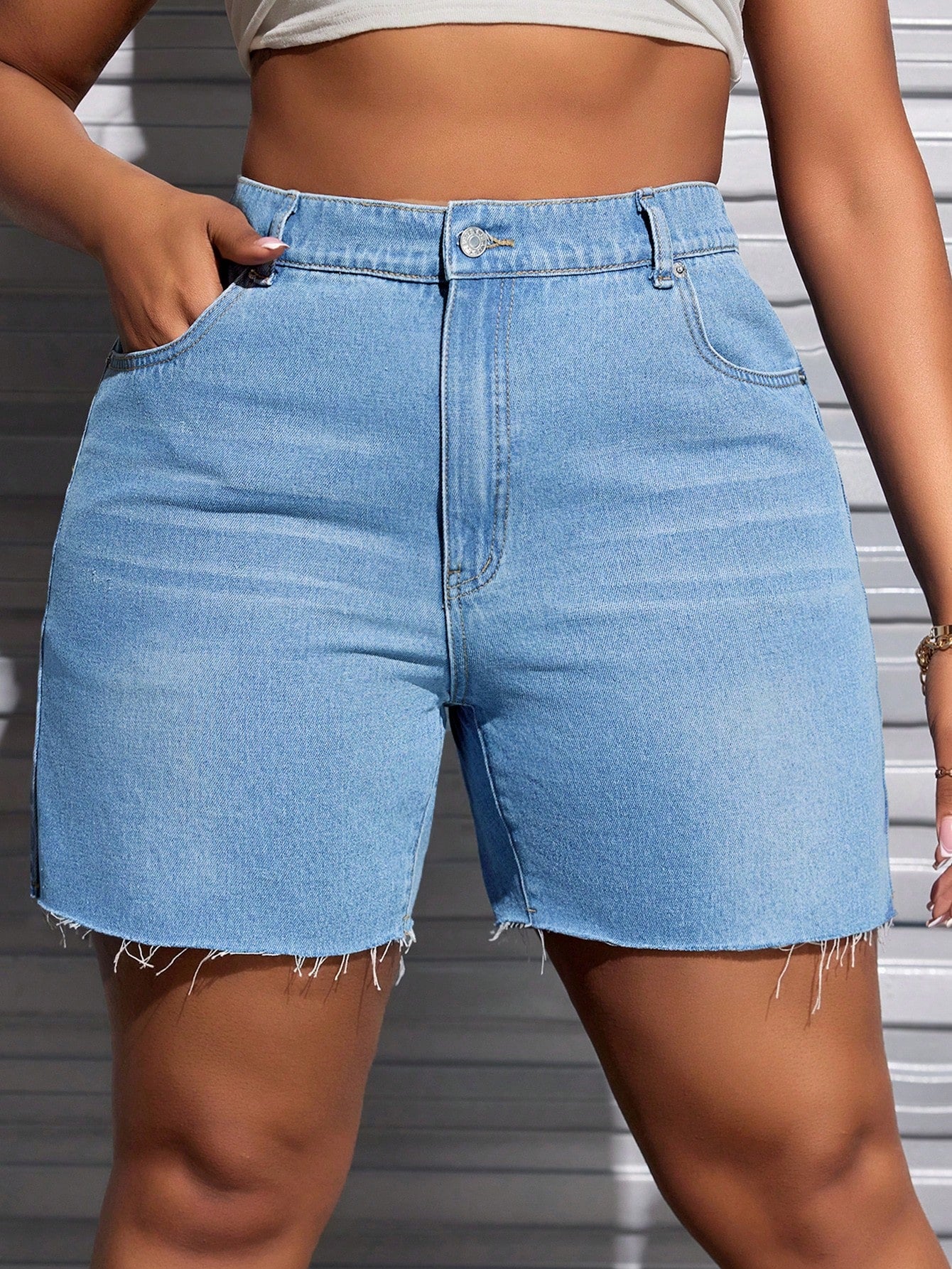 Plus Size Women's Frayed Hem Denim Shorts