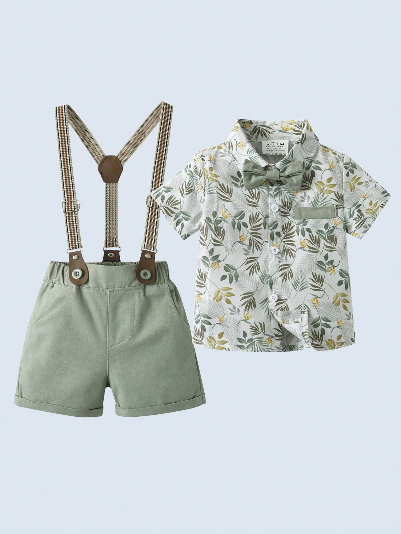 Young Boy Gentleman Outfit 2pcs Set With Tropical Plant Printed Short-Sleeved Shirt With Bow Tie And Suspenders Shorts, Suitable For Birthday Parties, Weddings, Performances, Banquets