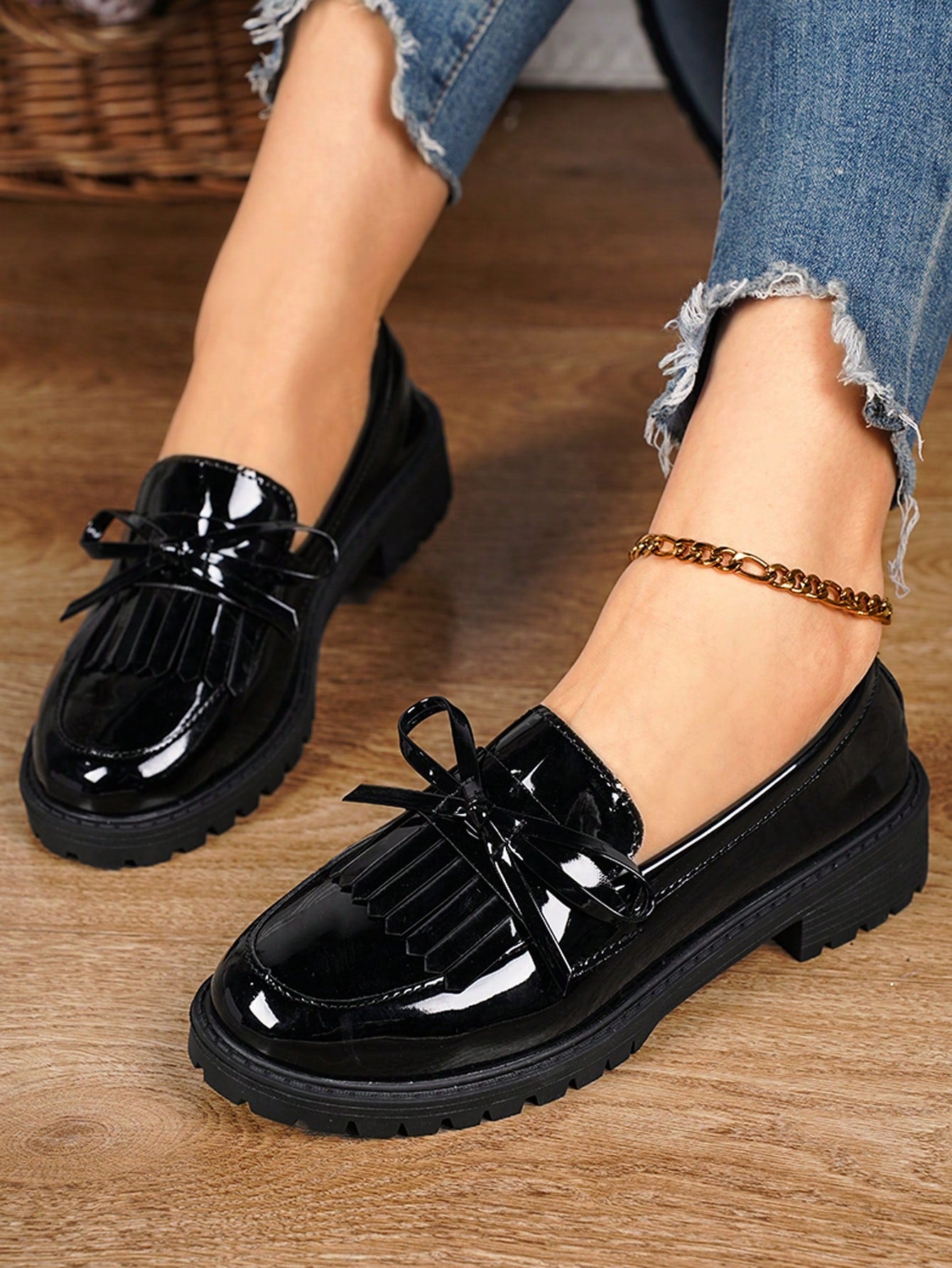 Teenagers' Flat Loafers In British Style With Patent Leather Surface, Round Toe Design(Slip-On Put-On)