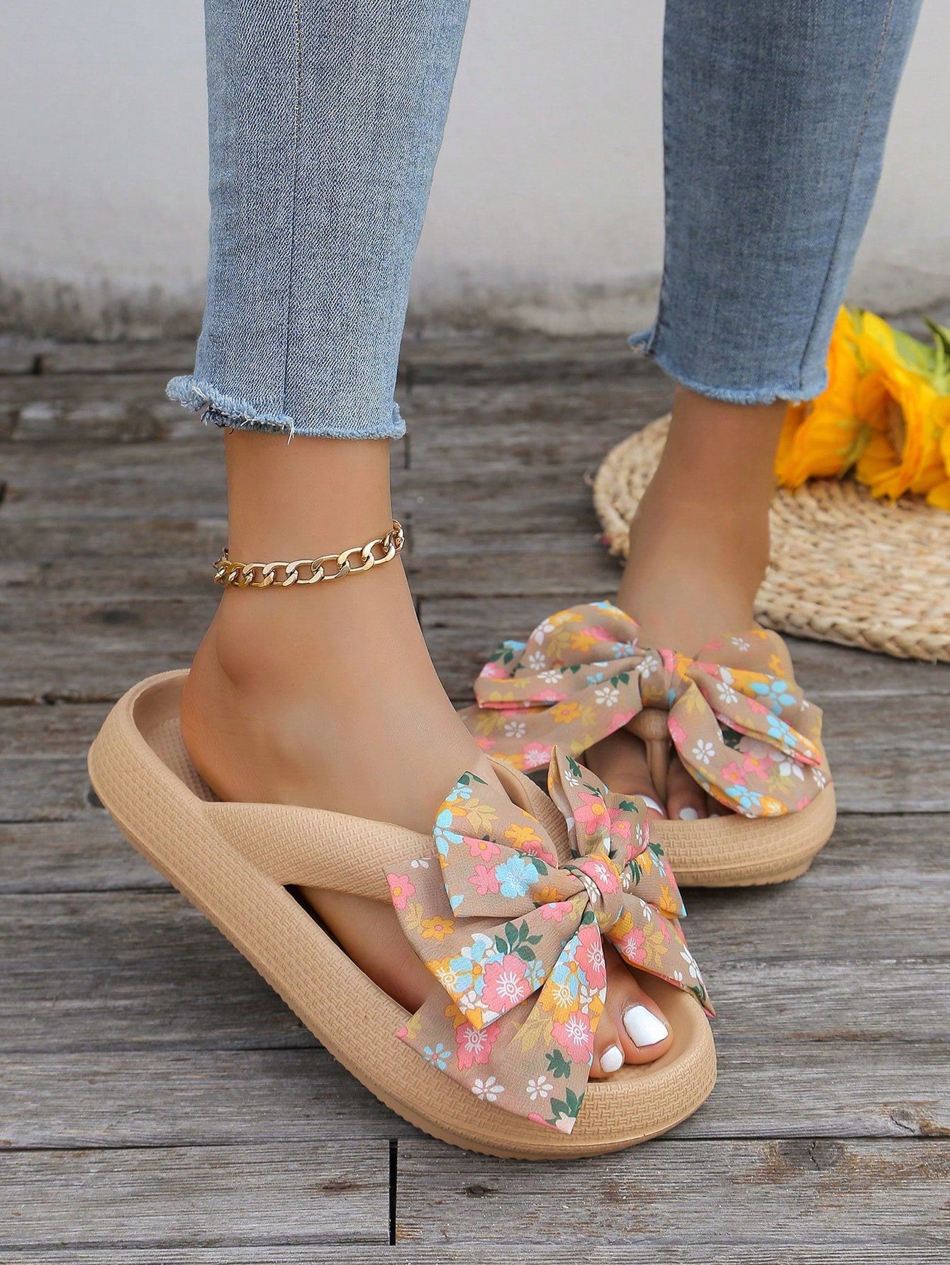 2024 Summer New Women's Thick-Soled Slipper, Casual Resort-Style Handmade Bowknot Beach Sandals, Large Size And Random Print