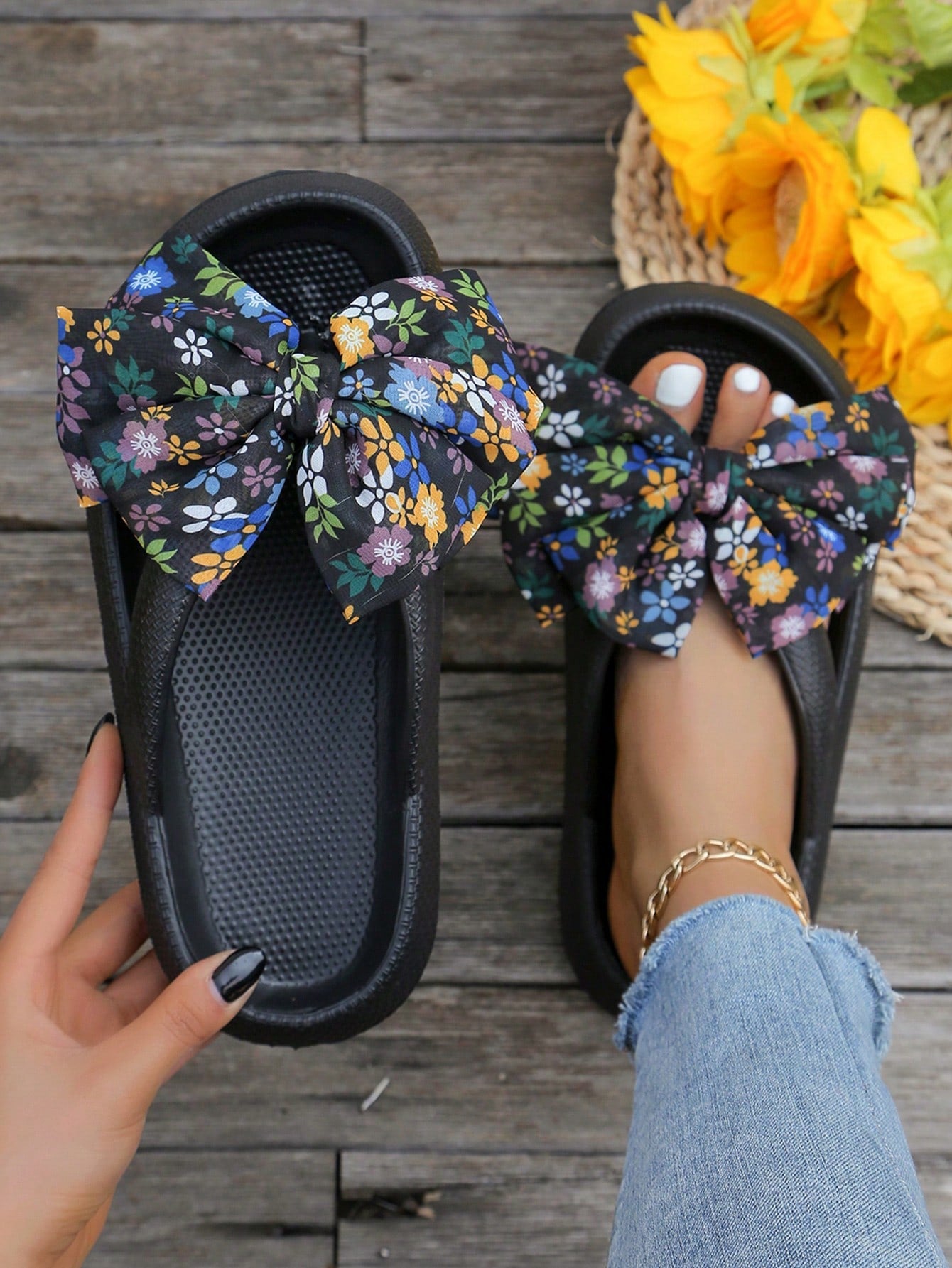 2024 New Summer Women's Thick-Soled Flip Flops, Casual Vacation Style, Pink With Handmade Bowknot And Random Printed Large Size Women's Shoes